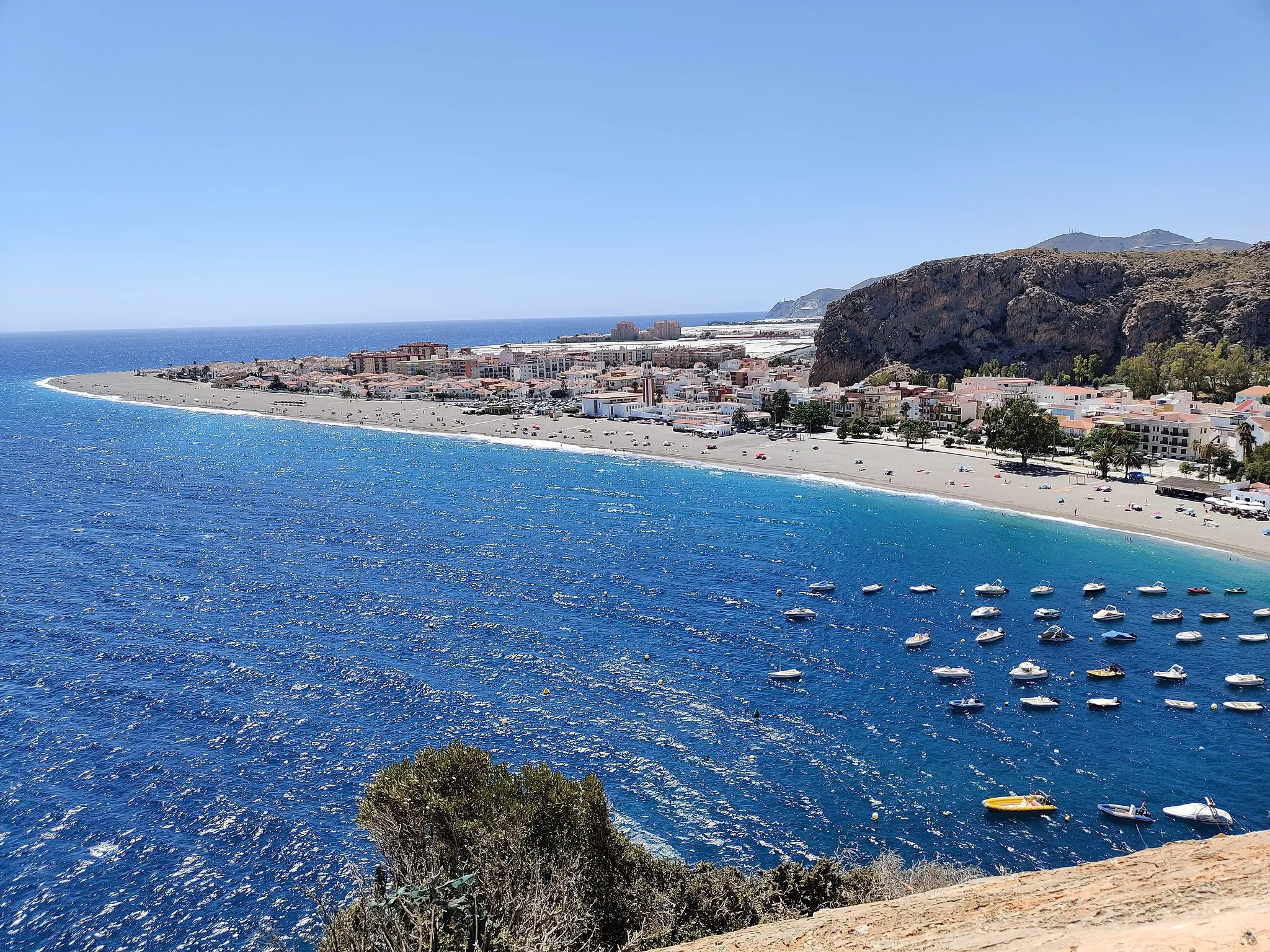 Photo showing: Embarcaciones junto a la Playa de Calahonda.