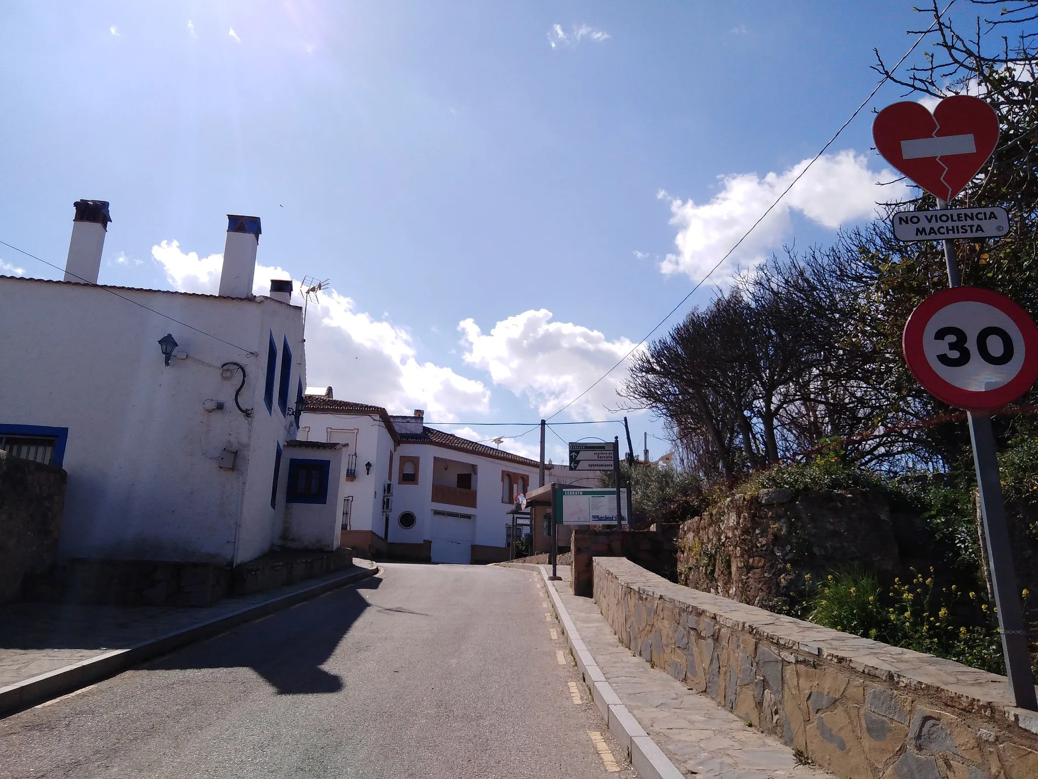 Photo showing: Entrada al pueblo de Serrato desde la carretera MA-477