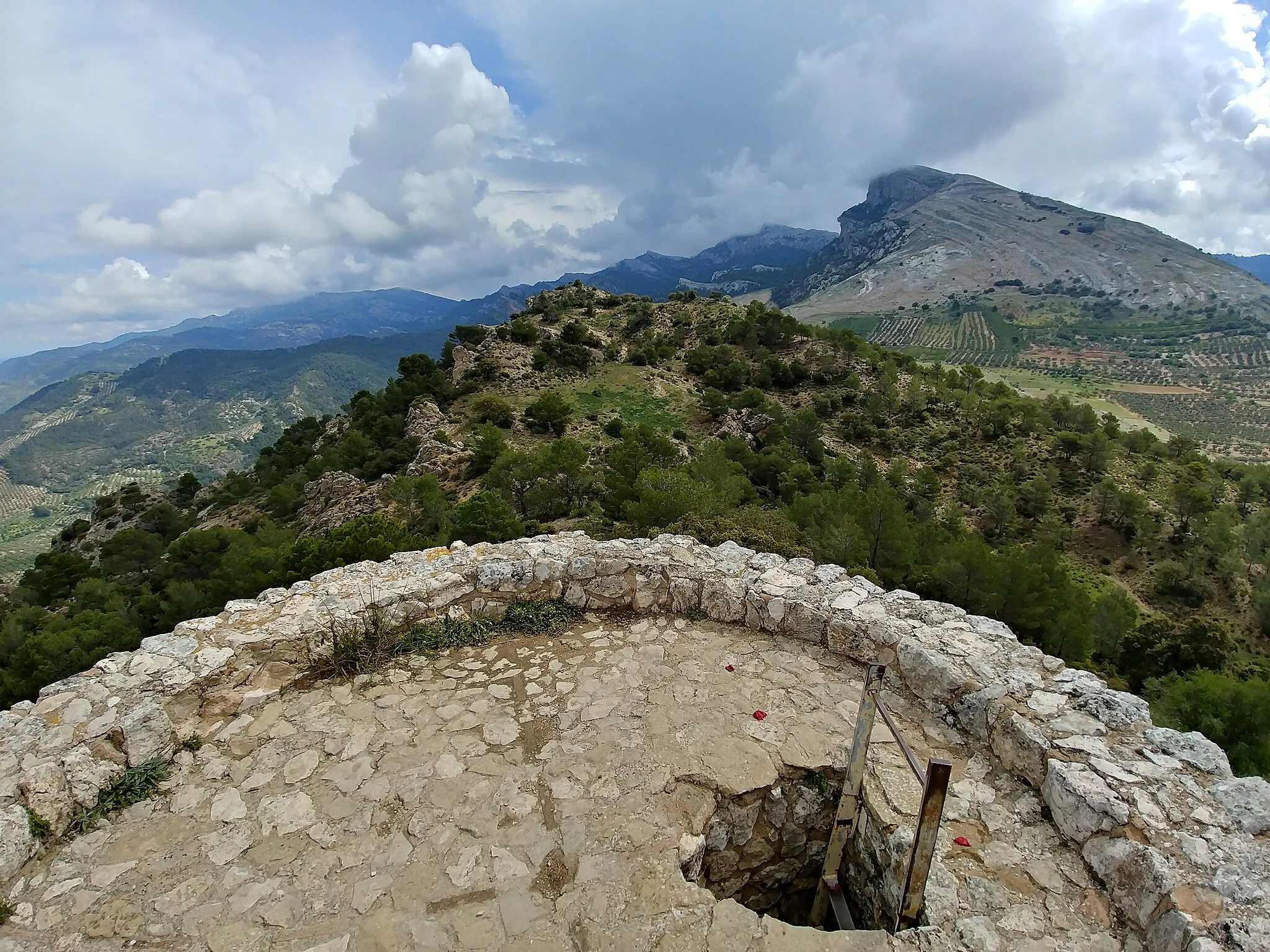 Photo showing: Vista de la Loma del Rayal al fondo, desde lo alto de la Atalaya del Infante Don Enrique.