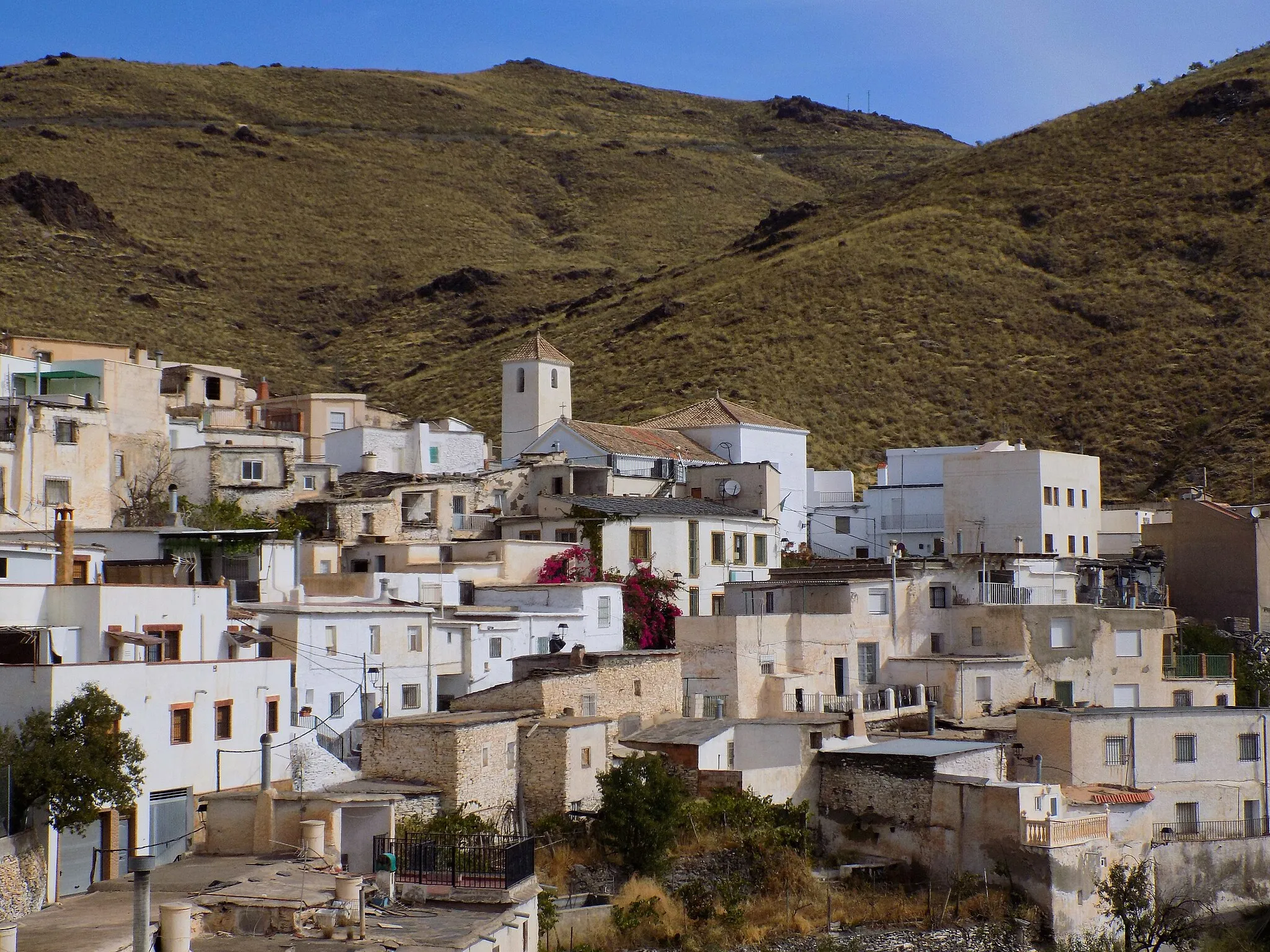 Photo showing: En la imagen se observa la parte derecha del pueblo con la Iglesia de Nuestra Señora del Patrocinio en primer plano.