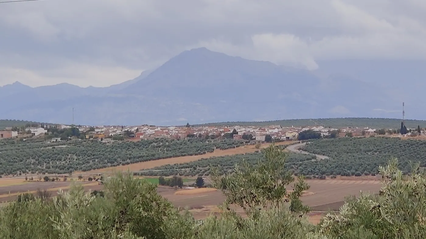 Photo showing: Torreblascopedro visto desde el norte, y Sierra Mágina al fondo.