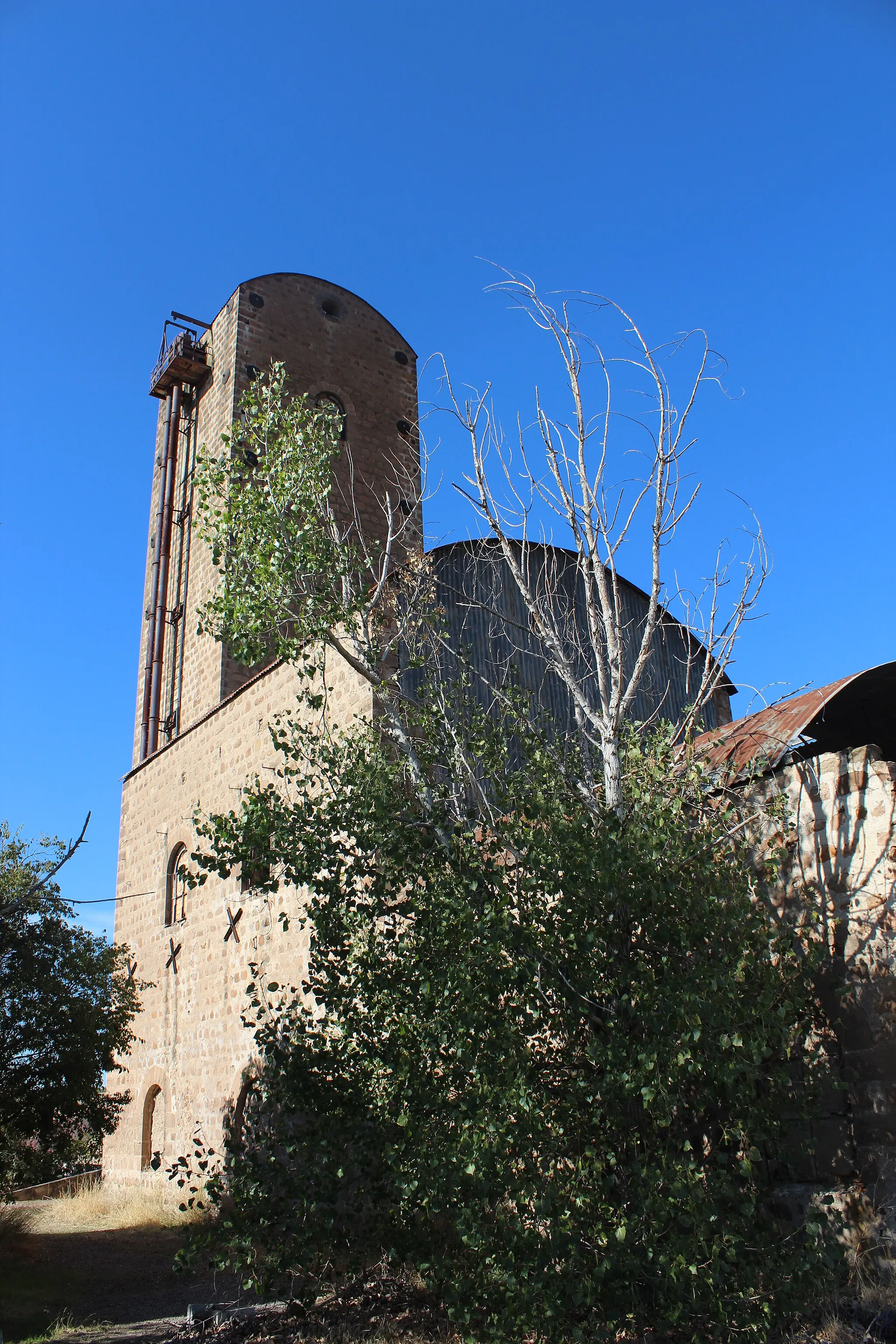 Photo showing: Vista de la torre de perdigones, posteriormente empleada como silo de cereales.