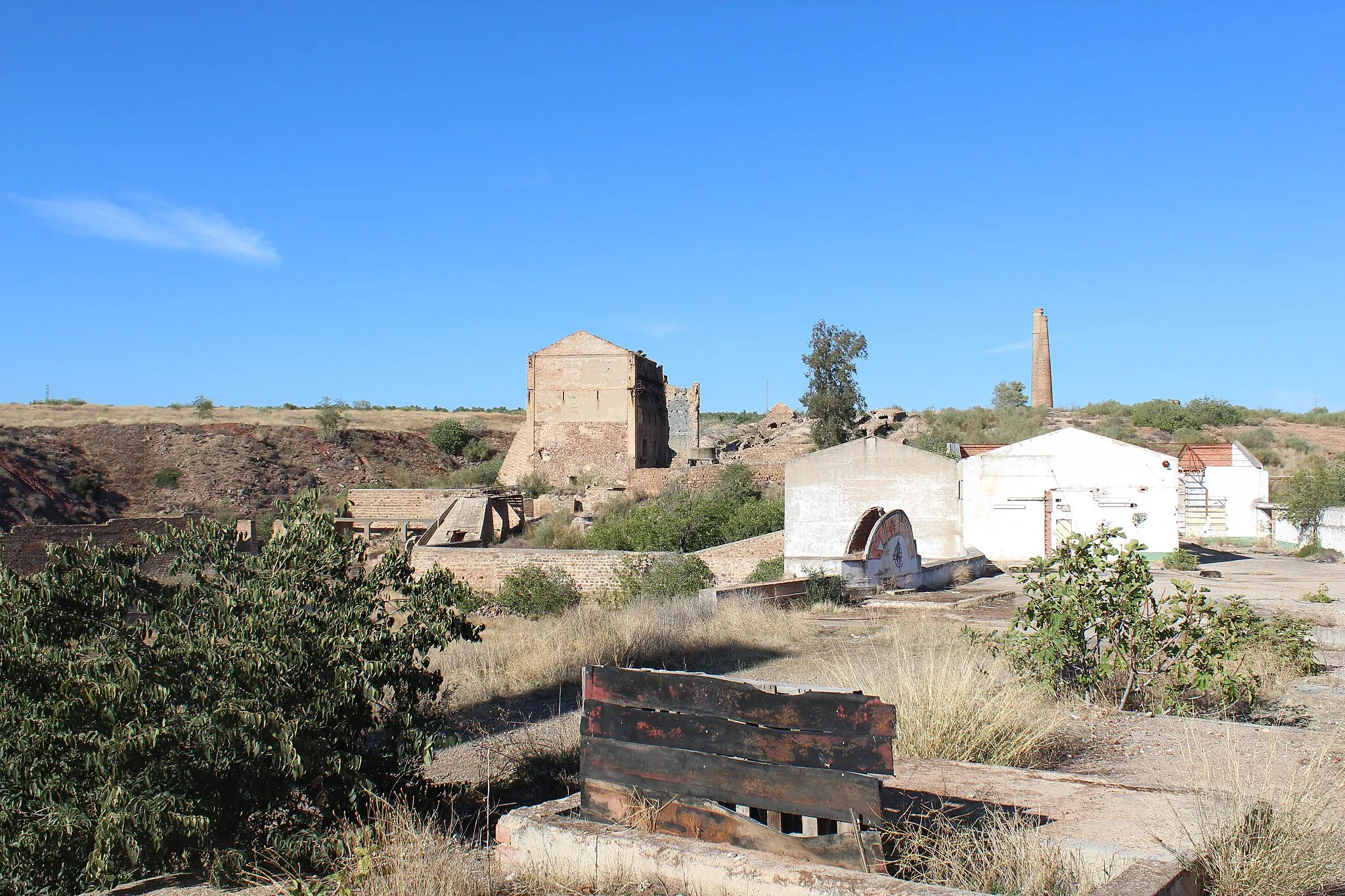 Photo showing: Vista lejana de la casa de condensación y chimeneas, en la Mina-Fundición La Tortilla.