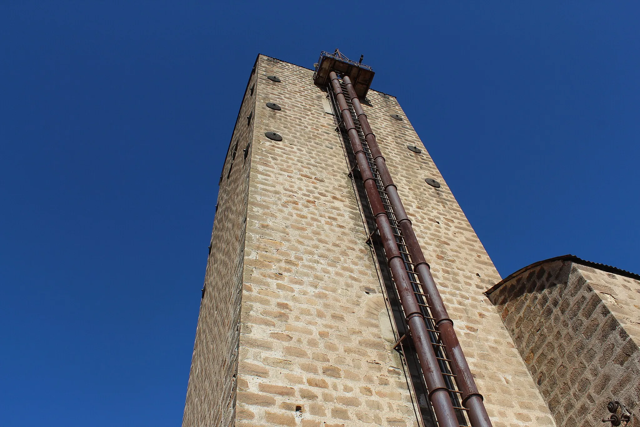 Photo showing: Torre de perdigones de la fundición La Tortilla. Se observan los tubos que se empleaban para subir y bajar el cereal, en la posterior función de silo que se le dio.