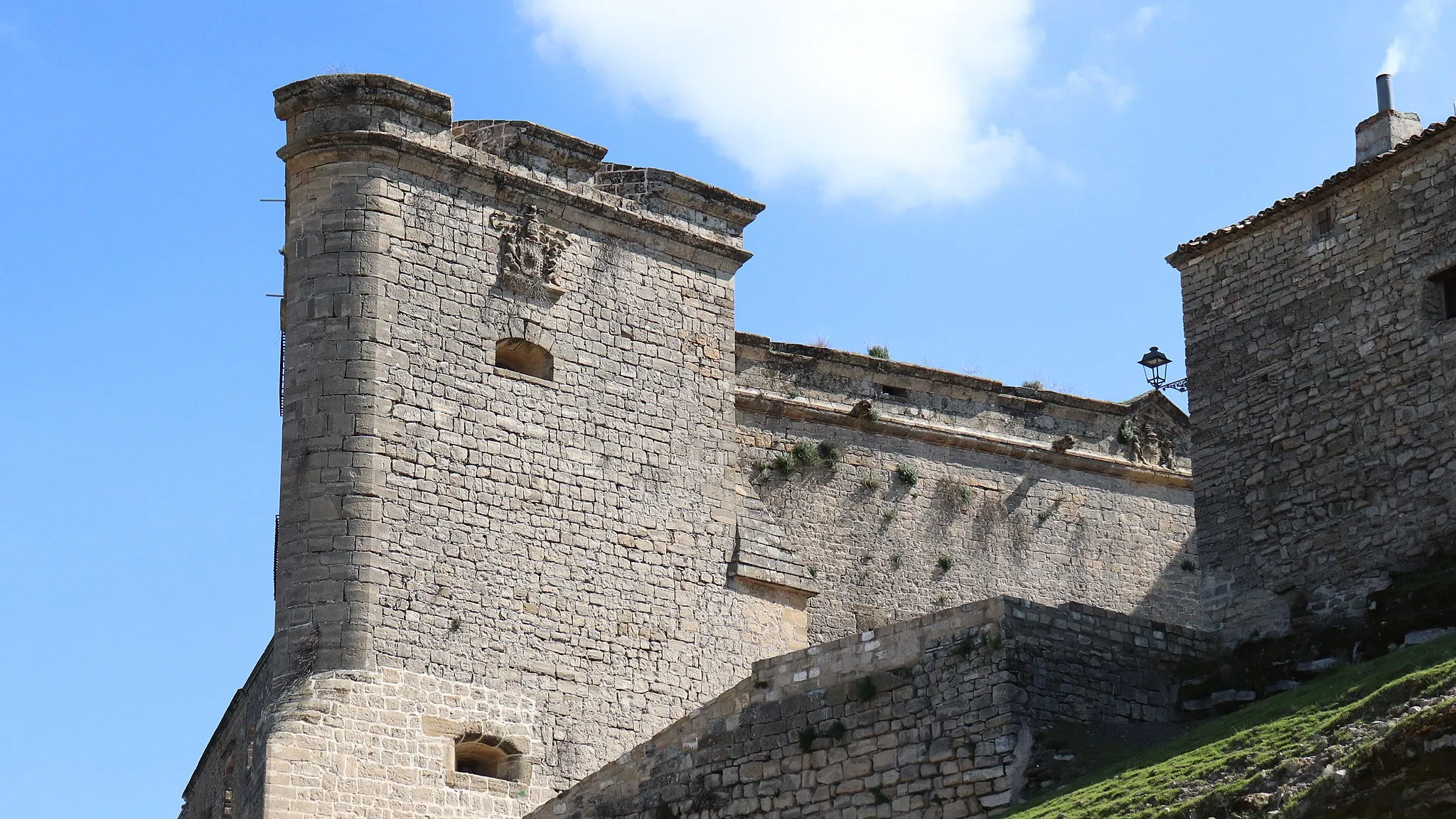 Photo showing: Imagen de la parte posterior de una de las torres del Castillo de Sabiote.