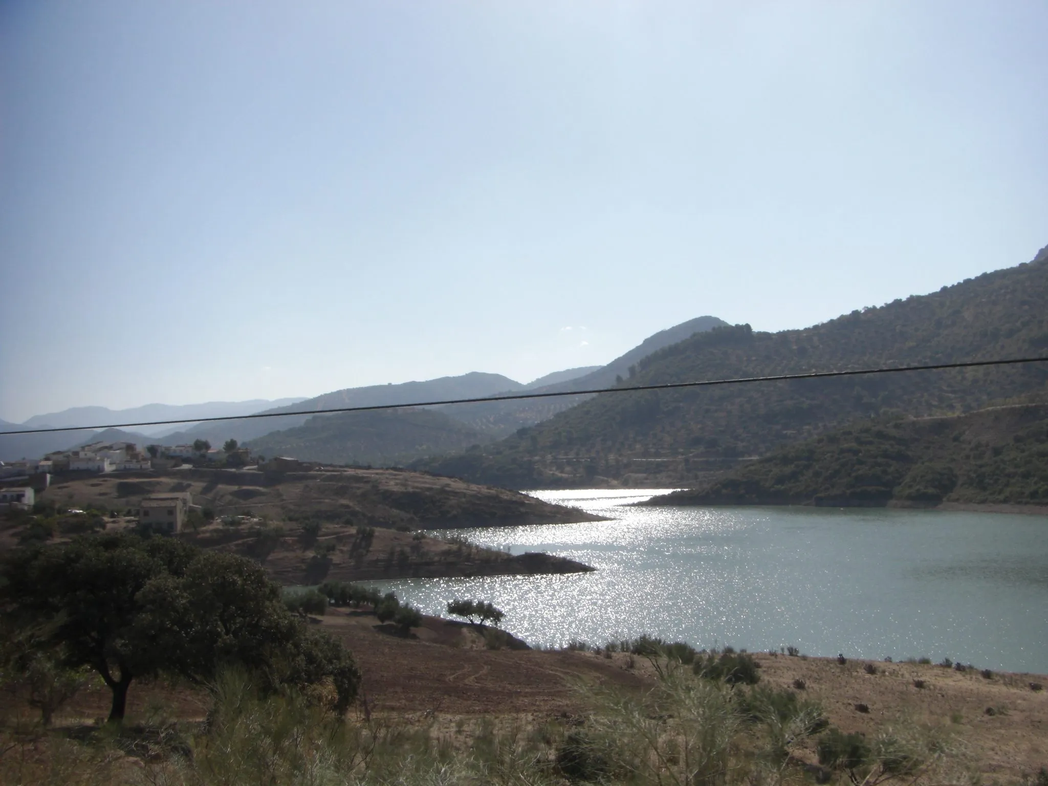 Photo showing: Vista de la localidad de Las Casillas de Martos, junto al embalse del Víboras.