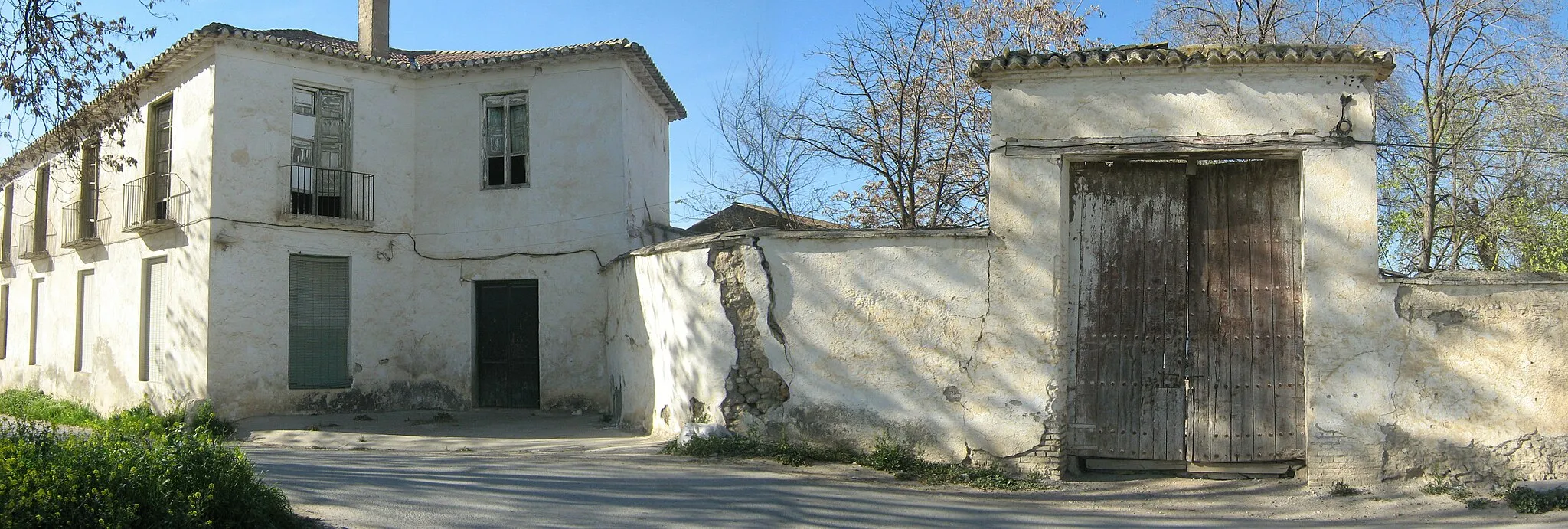 Photo showing: Casa en ruinas y puerta