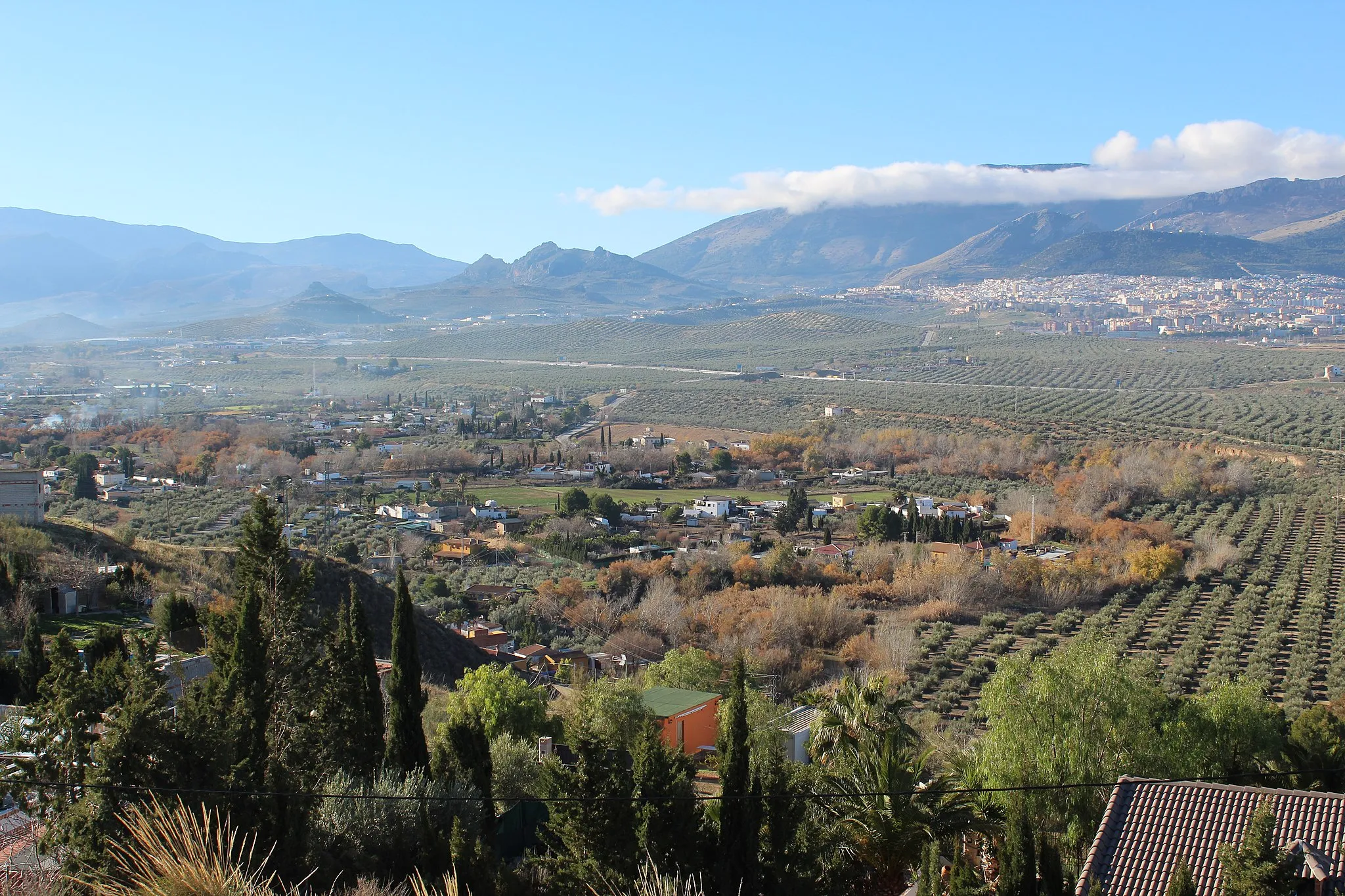 Photo showing: Vista del Puente Tablas y de la ciudad de Jaén desde el recinto ibero de Puente Tablas.