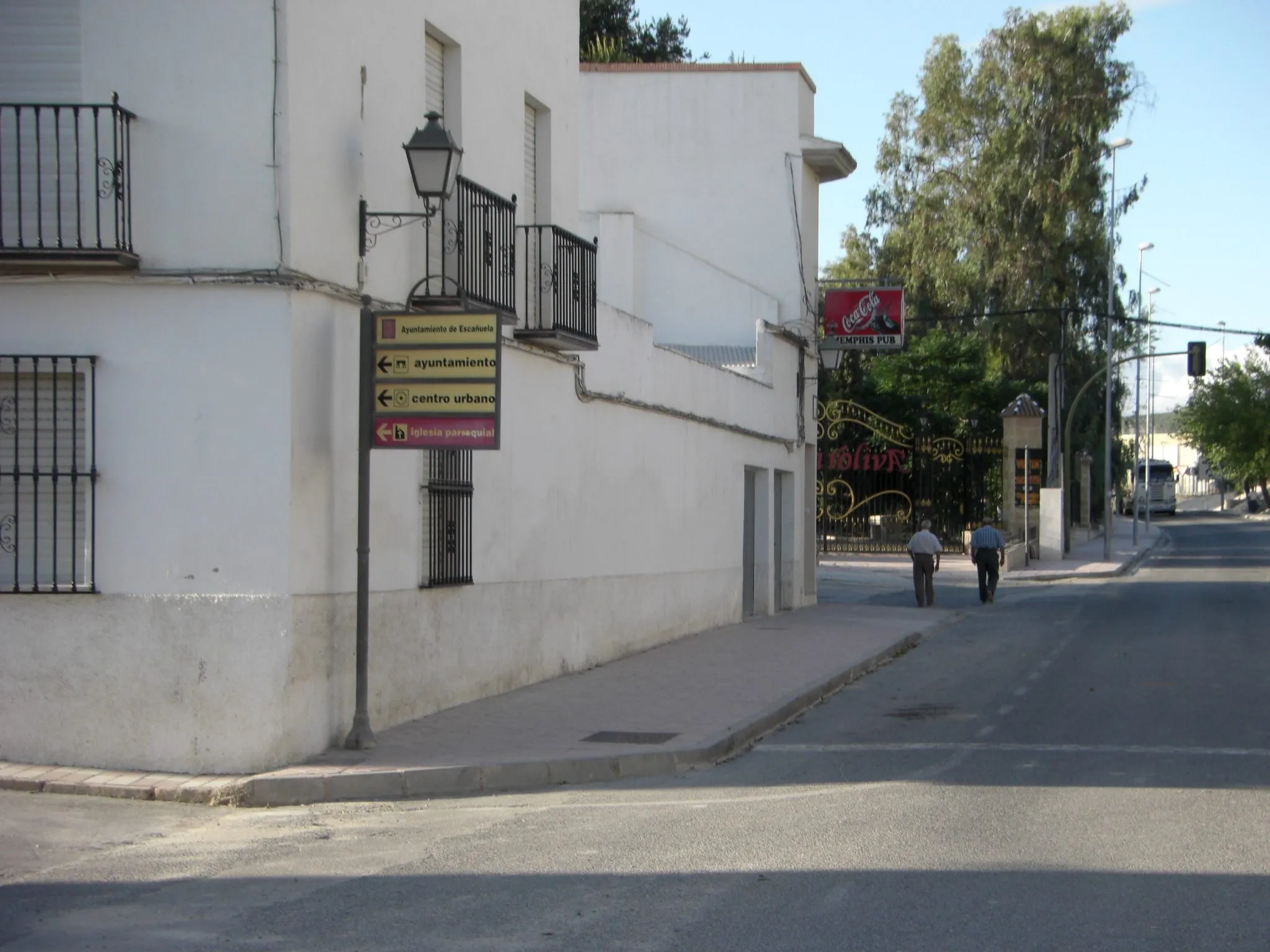 Photo showing: Vista del cruce de la avenida de Andalucía con la calle Zacatín.