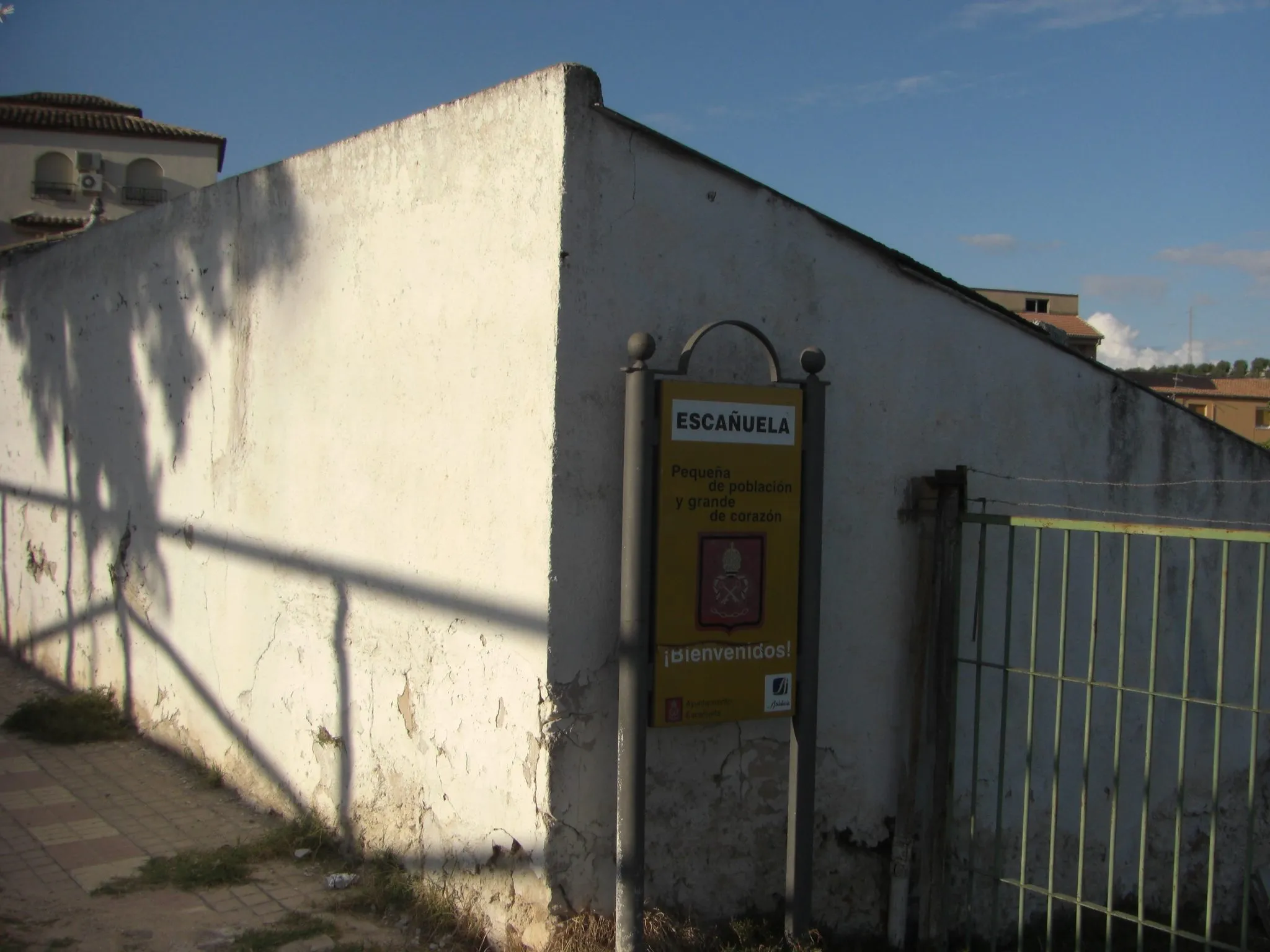 Photo showing: Cartel de bienvenida a Escañuela en la entrada sureste.