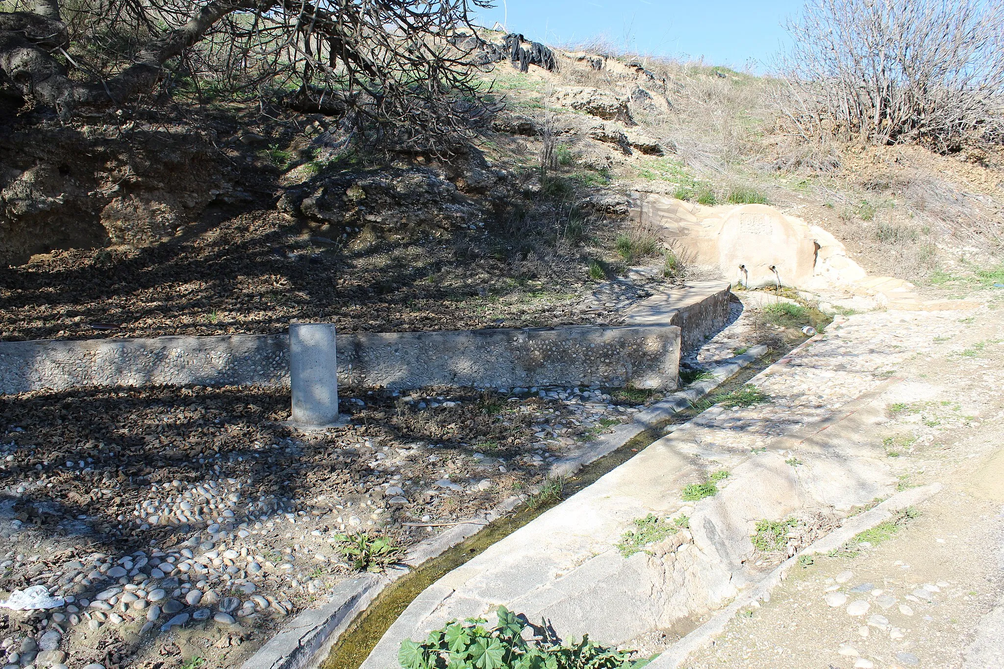 Photo showing: Nacimiento de agua canalizado hacia la Fuente de la Higuera del Conde.
