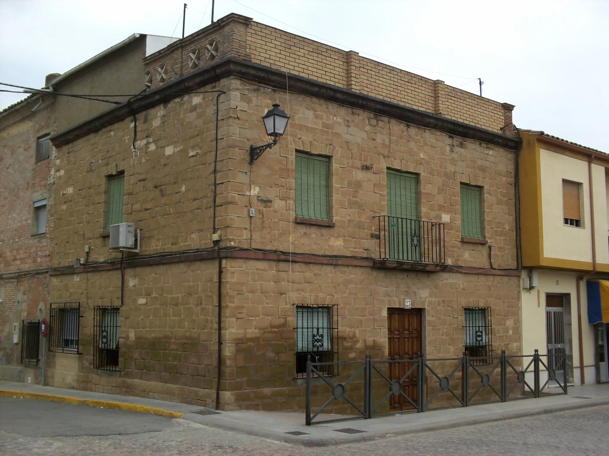 Photo showing: Vivienda número 21 (rotulada como 23) de la Plaza de la Autonomía, en Villanueva de la Reina.