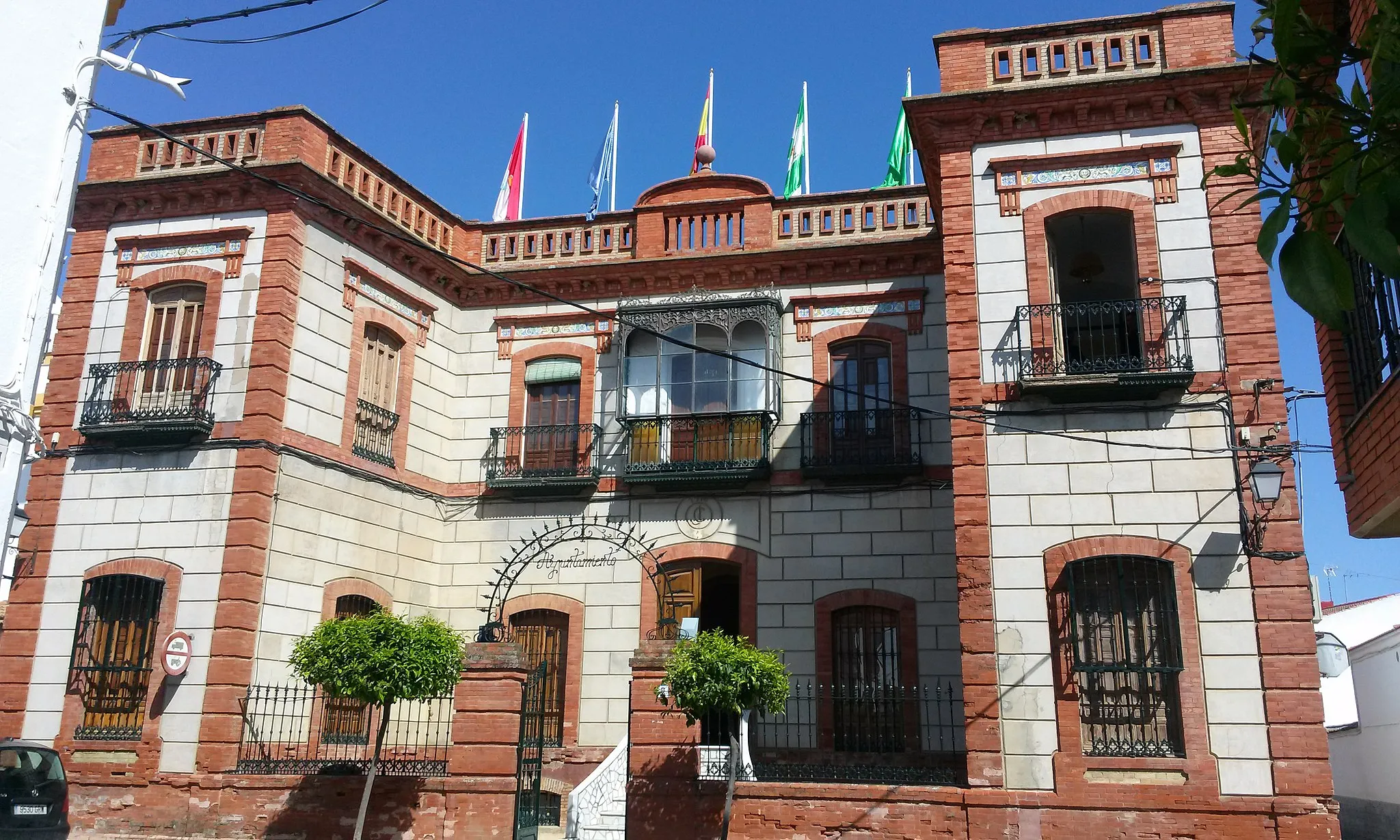 Photo showing: Fachada del ayuntamiento de Lahiguera.