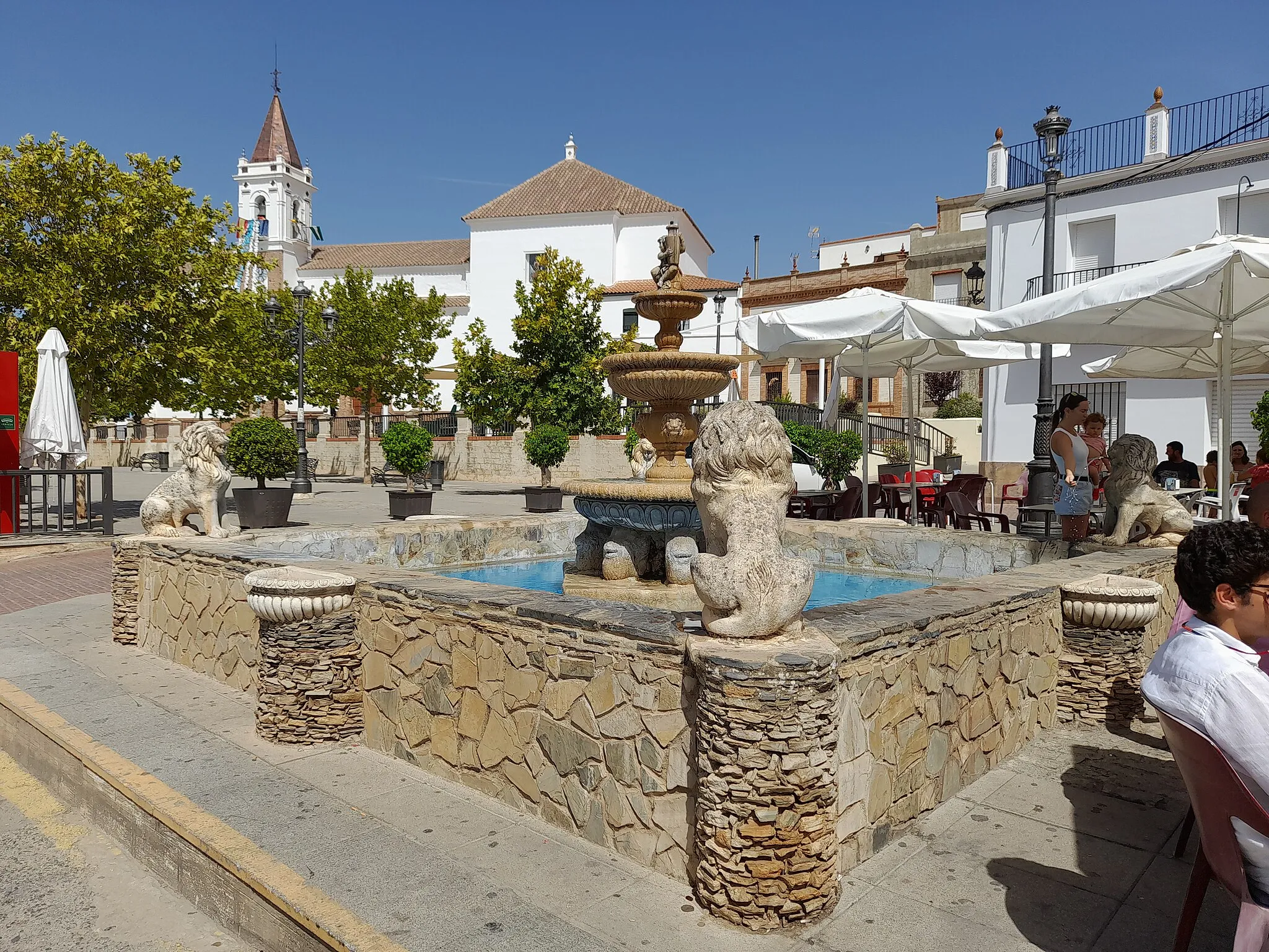 Photo showing: Fuente con estatuas de leones en la Plaza de España de Las Navas de la Concepción