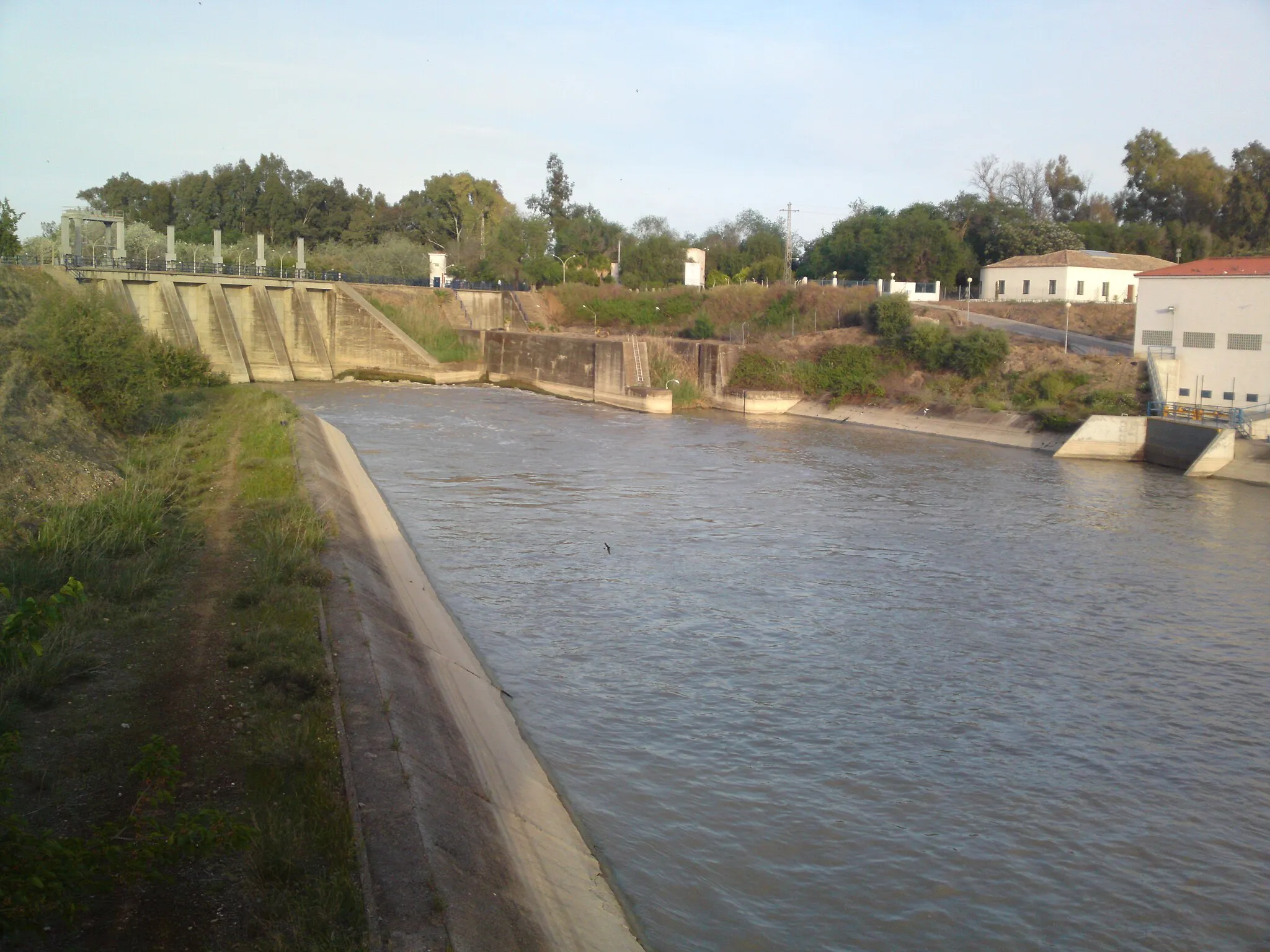 Photo showing: Comienzo del canal del bajo Guadalquivir o "Canal de los Presos" en el Embalse de Peñaflor (Sevilla) España