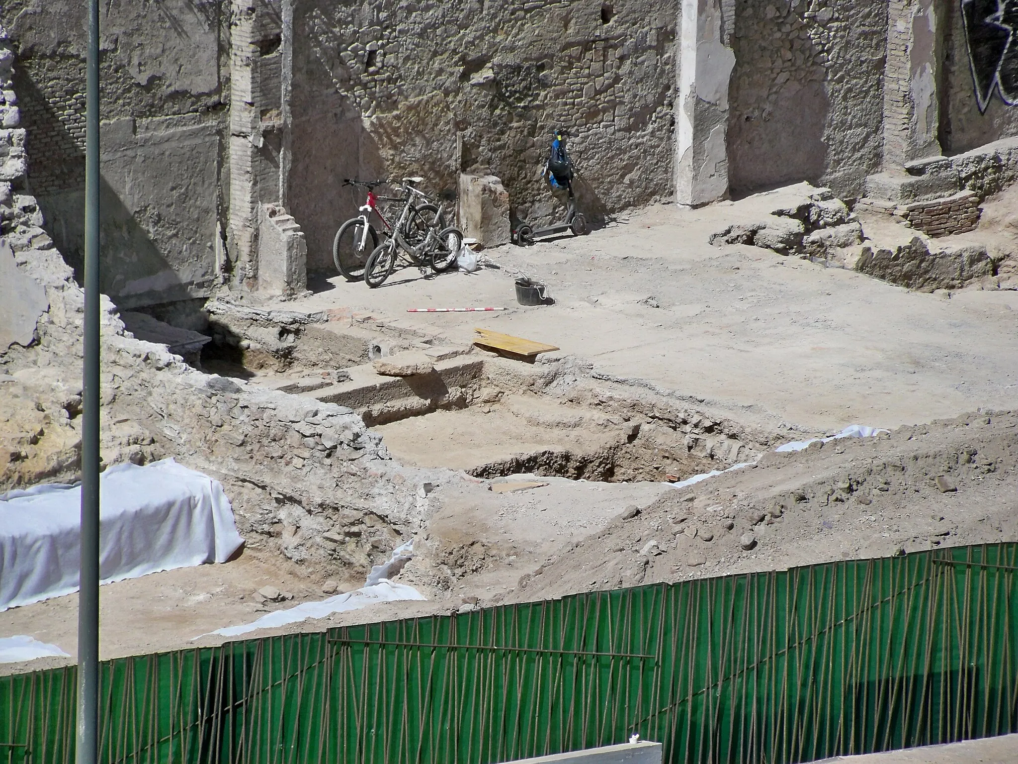 Photo showing: Prospecciones arqueológicas en el solar del Neoalbéniz, Málaga, España, donde se han encuentrado restos de la antigua muralla medieval de Málaga: partes del muro principal y de la barbacana.