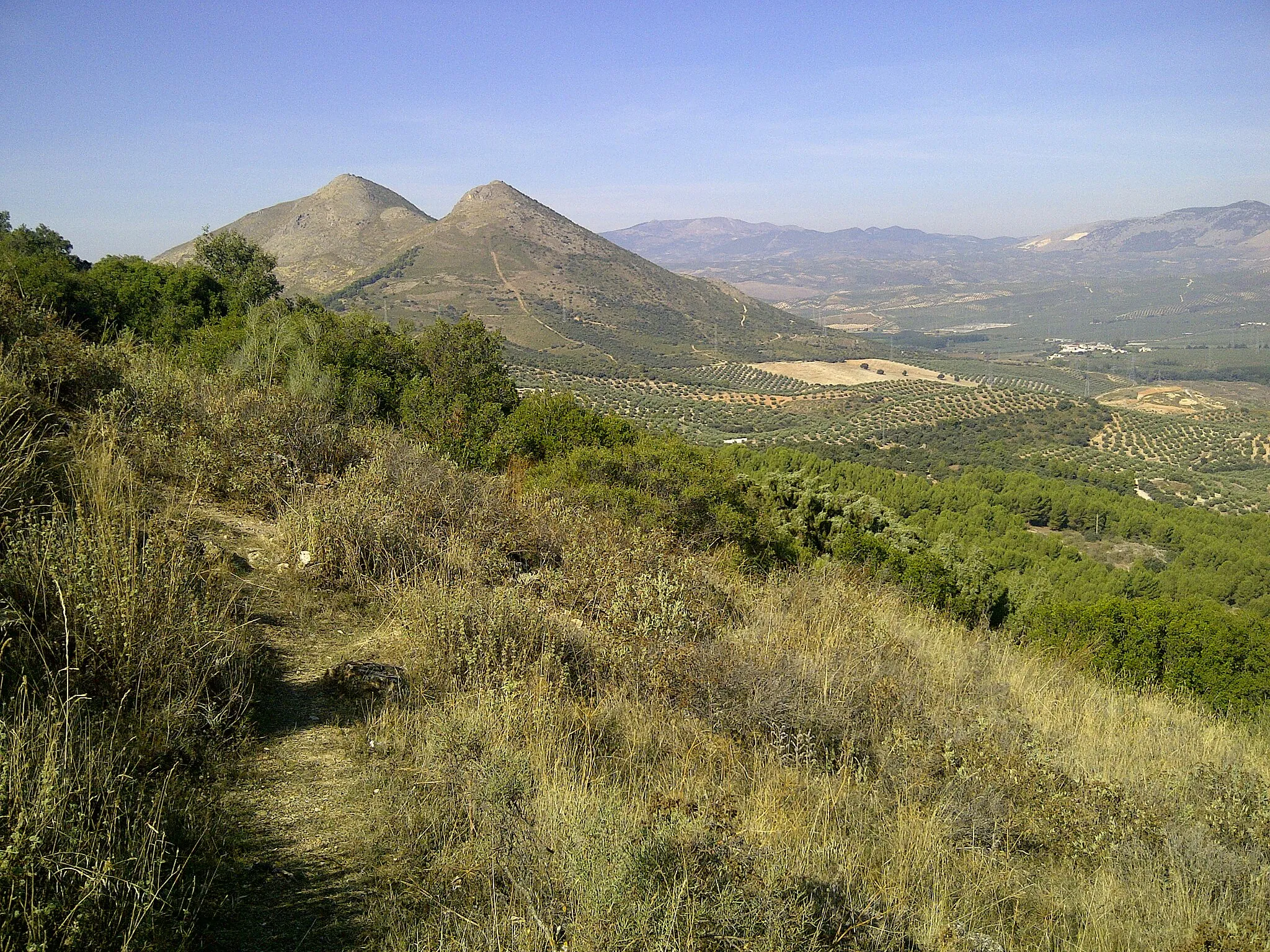 Photo showing: El Pico Elvira, a la izquierda, mayor elevación de La Sierra Elvira, visto desde el monumento, El Torreón de Albolote, siglo XII.