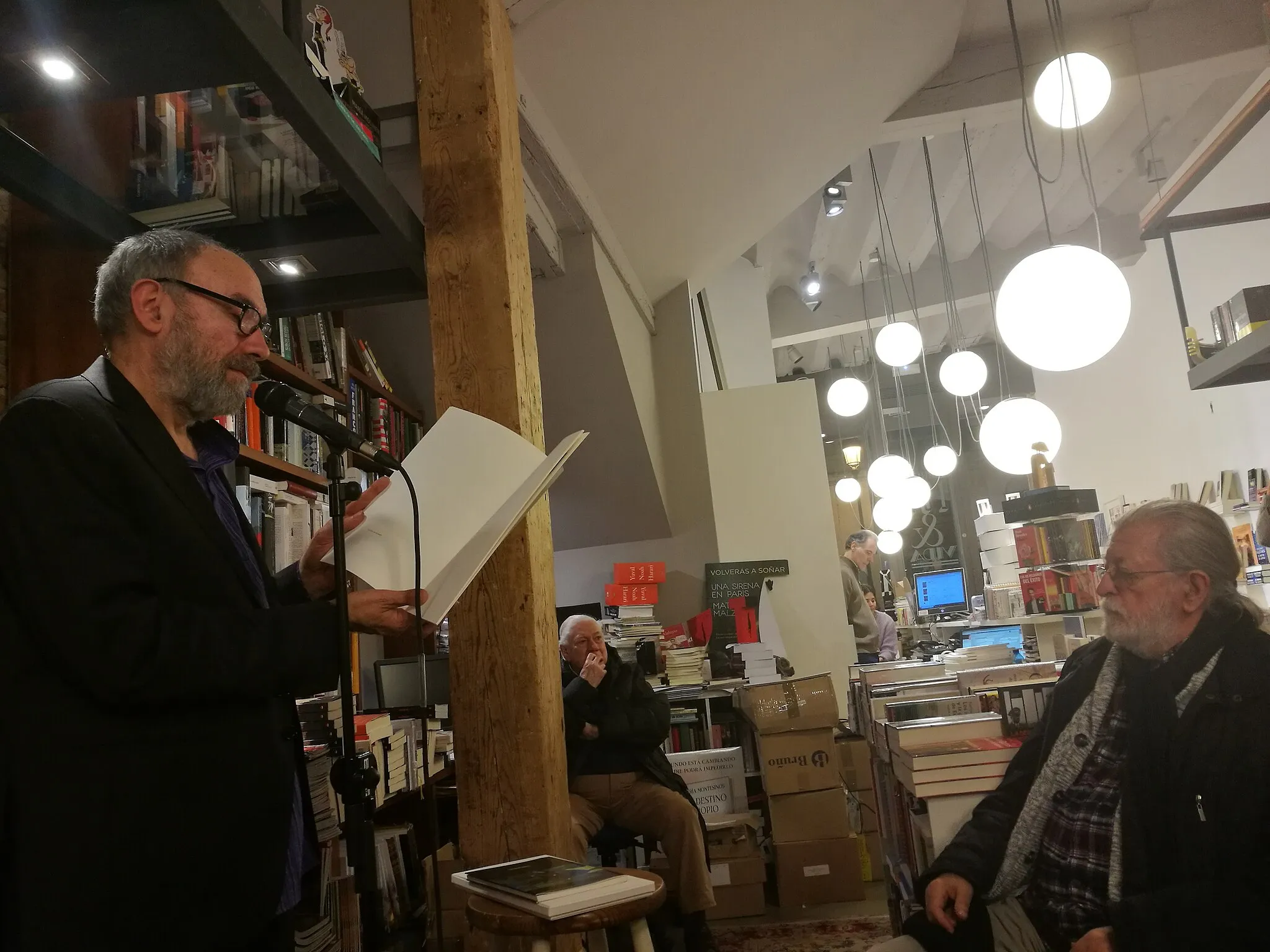 Photo showing: Recital del poeta Eduardo Fraile en la librería Luz y Vida de Burgos (31 de enero de 2020). Sentado, a la derecha, el también poeta Pablo del Barco