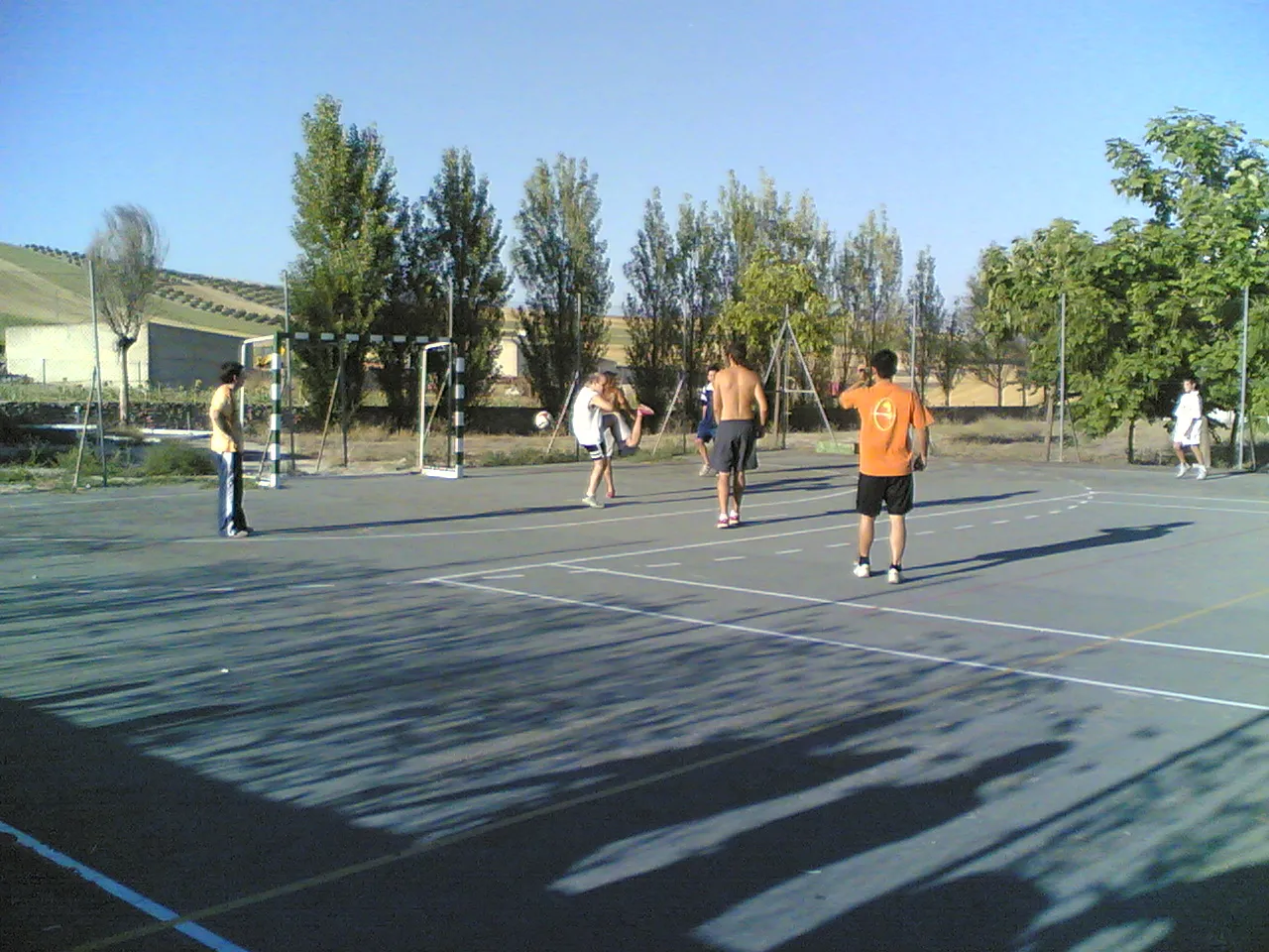 Photo showing: Jóvenes en las instalaciones deportivas de la localidad de Gobernador, en la provincia de Granada (España)