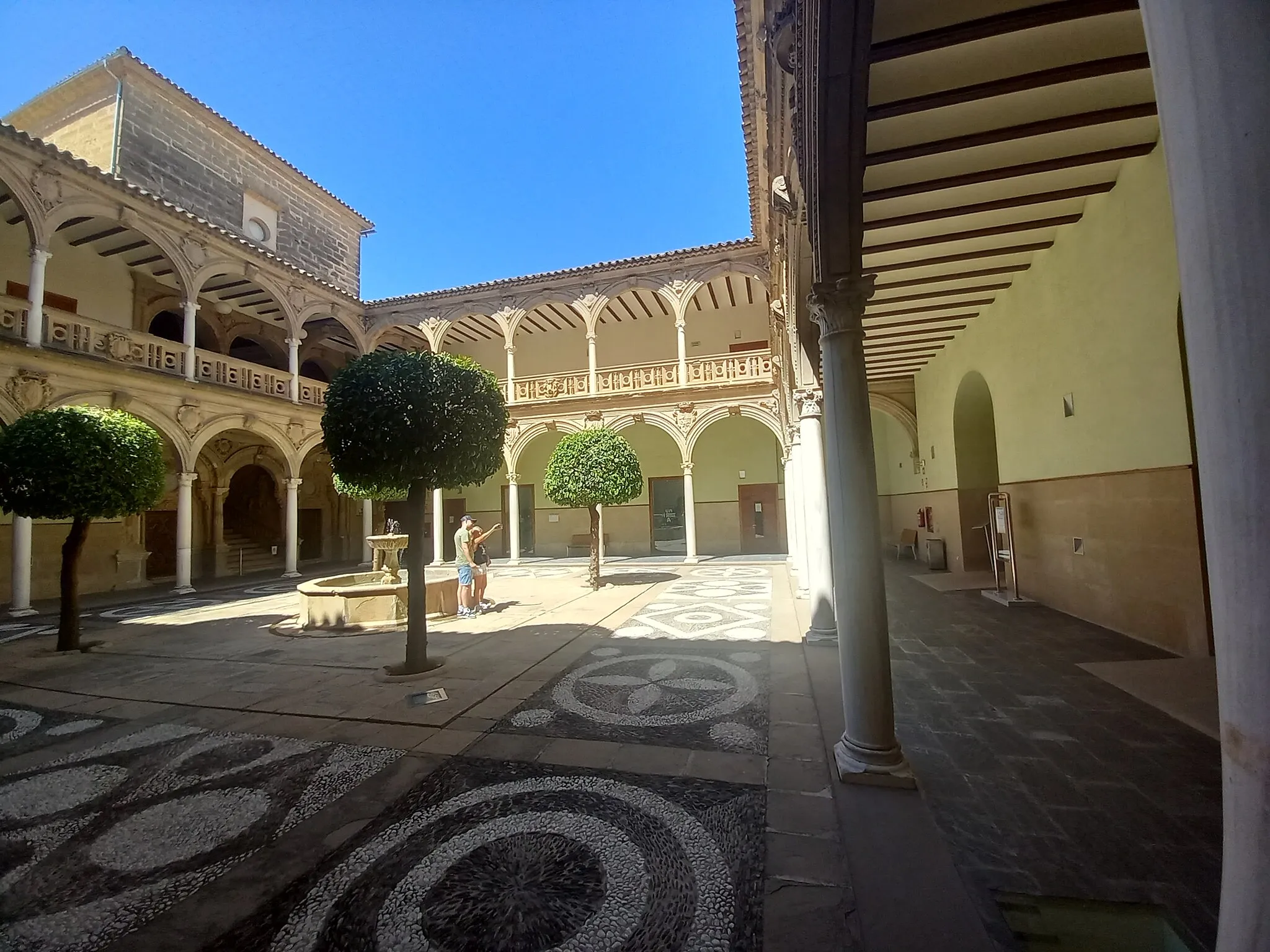 Photo showing: Claustro del Palacio de Jabalquinto, en Baeza. Se organiza con arcos de medio punto sobre columnas del orden corintio; las galerias se cubren con viguería plarna.