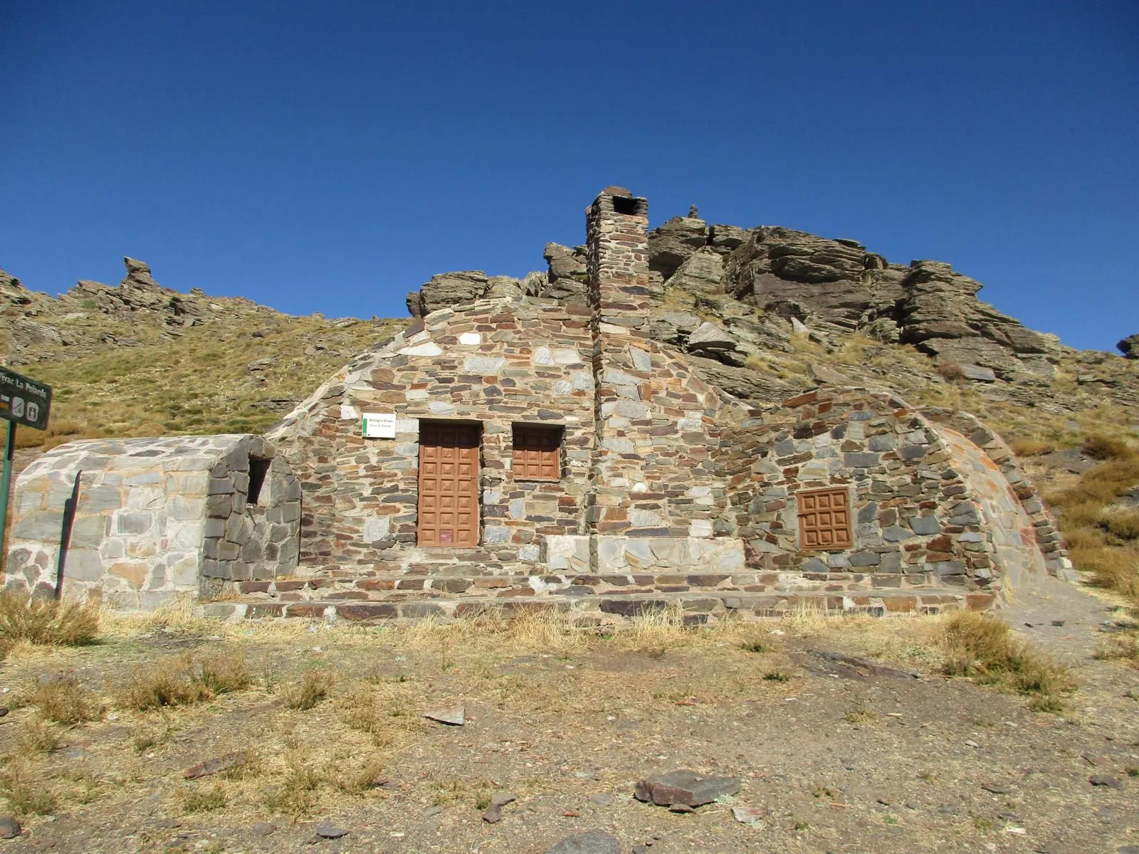 Photo showing: Refugio-vivac de La Polarda, cerca de la cima del Peñón de Polarda a 2150 m