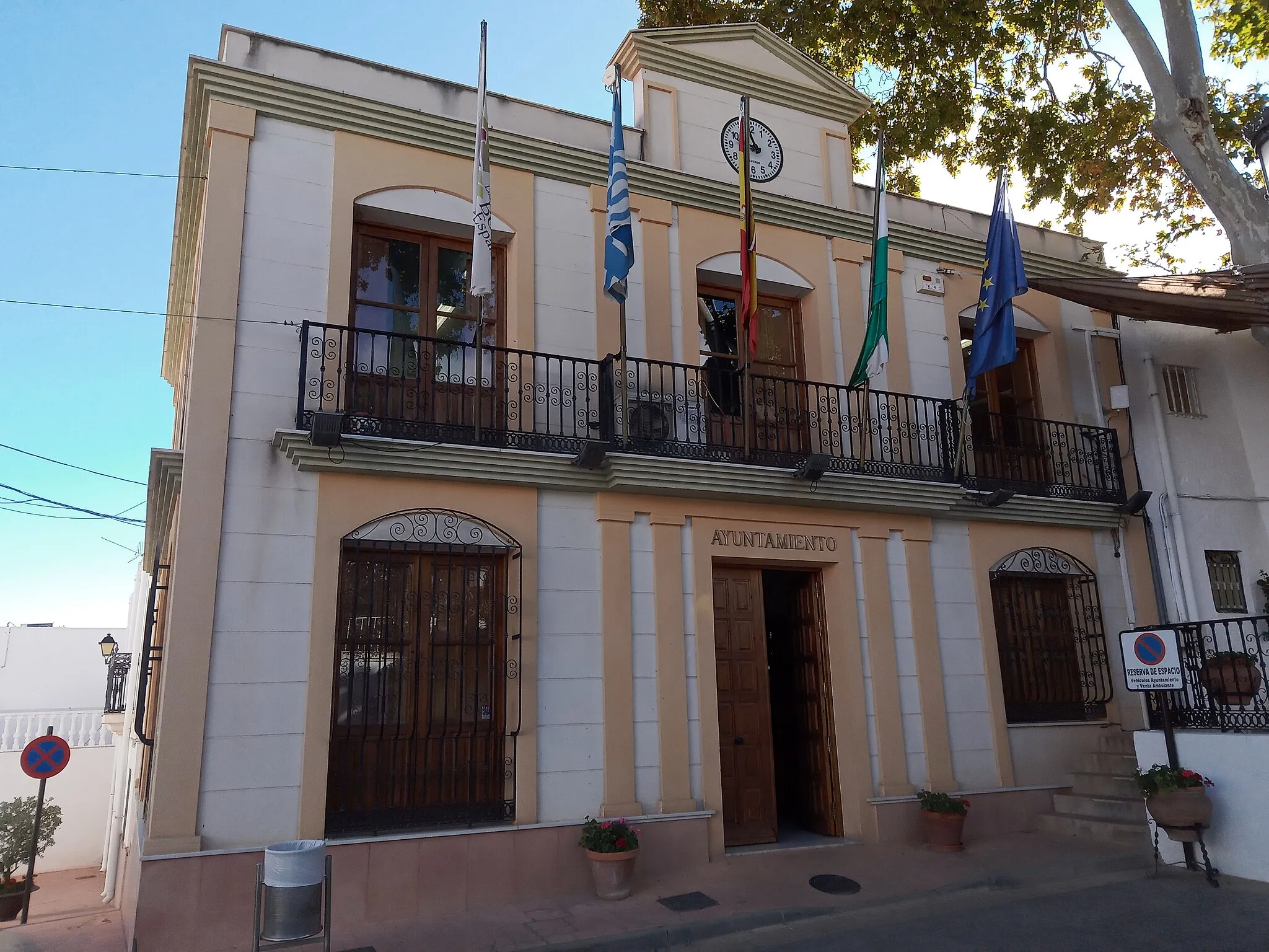 Photo showing: Casa Consistorial de Lucainena de las Torres, ubicada en la Plaza.
