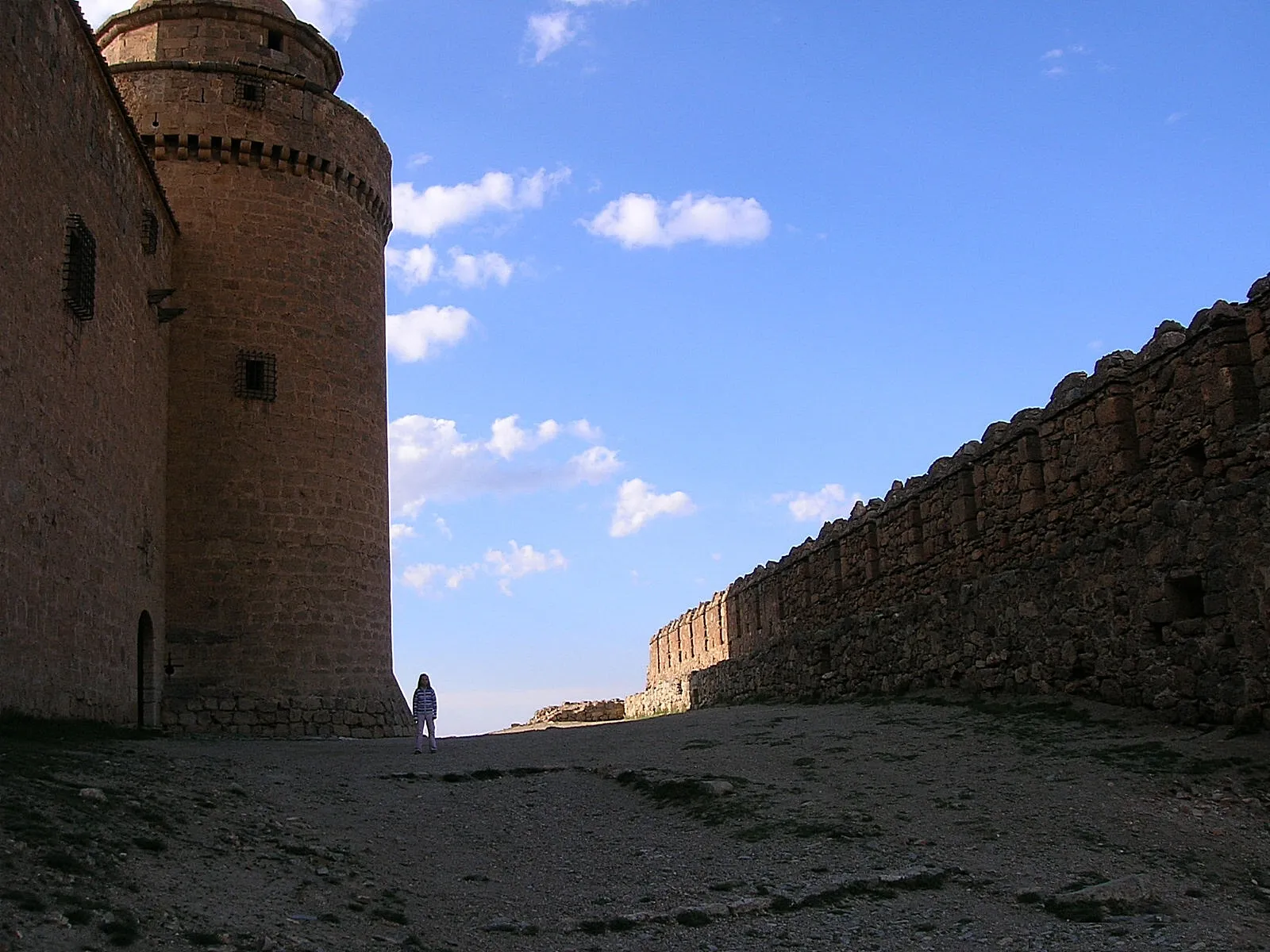 Photo showing: Torreón y muralla frente a la puerta de entrada del castillo de La Calahorra. Cámara Nikon 4600