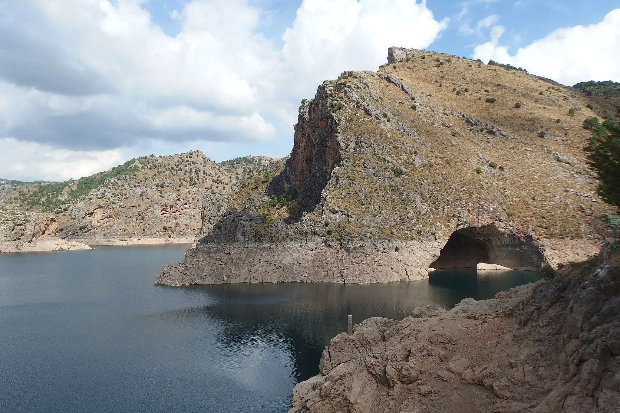 Photo showing: Quéntar Reservoir