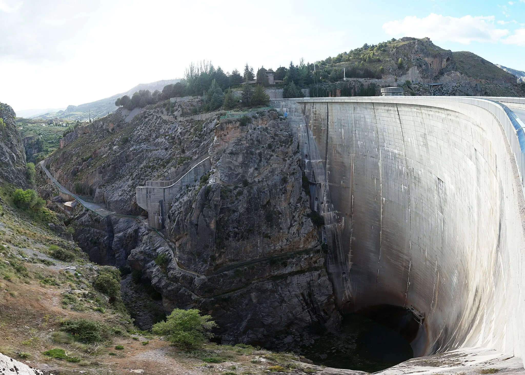 Photo showing: The Quéntar Dam in Andalusia, panorama showing the dam and the steep right bank downstream