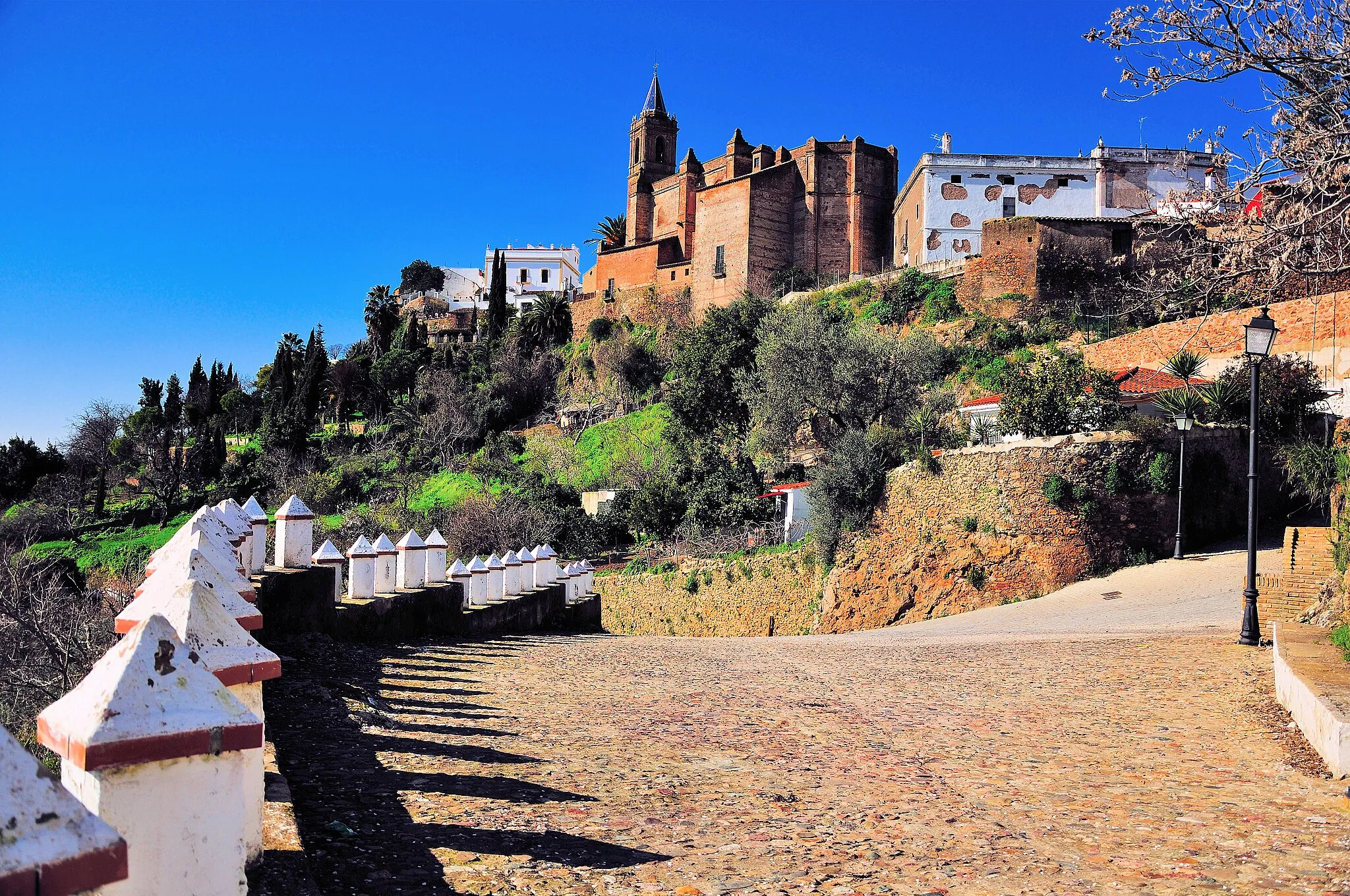 Photo showing: Scenic view of church on the hill at Zufre, Huelva, Spain.