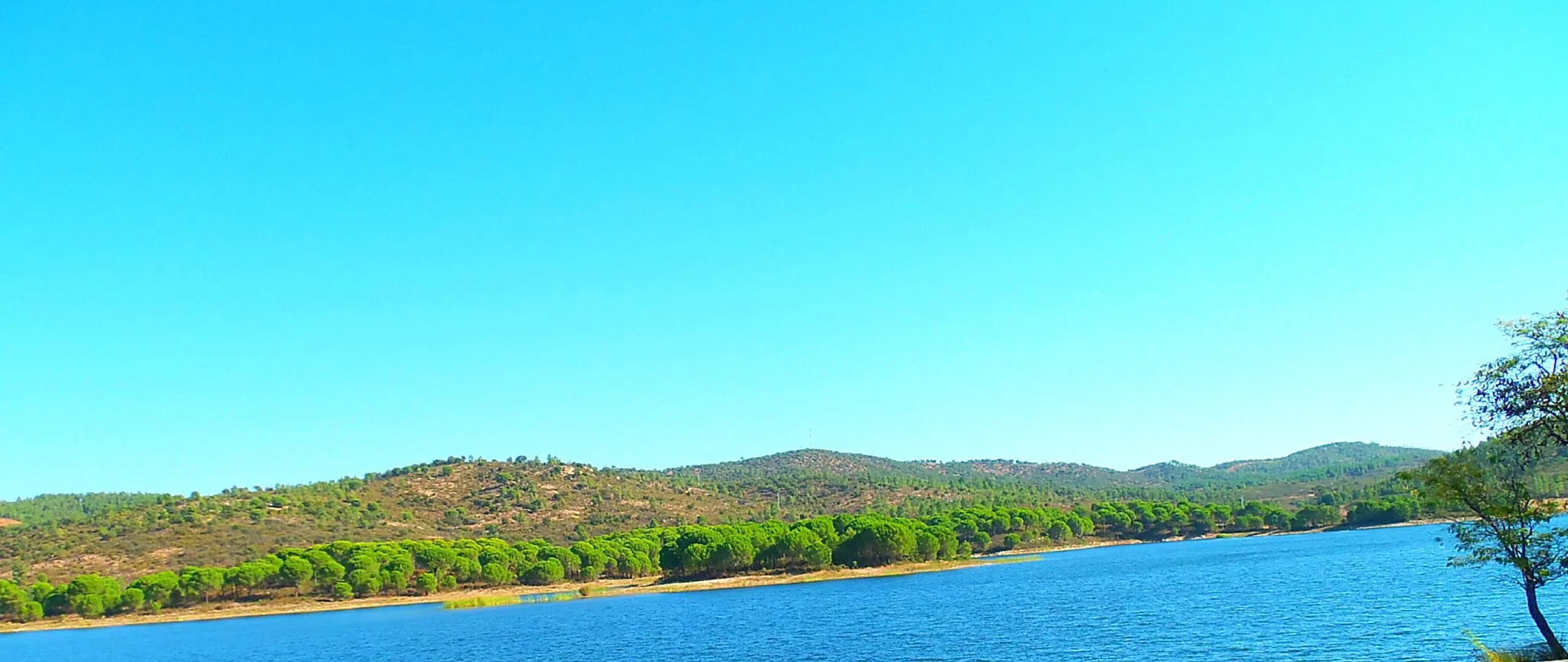 Photo showing: Vista general del Embalse de Campofrío (Huelva, España).