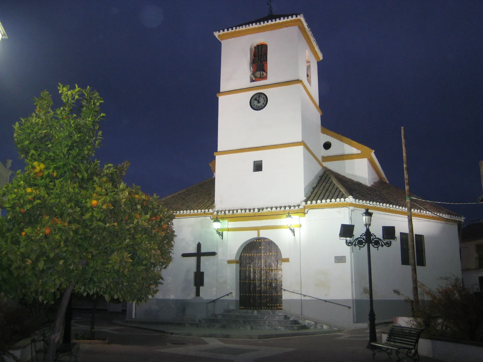 Photo showing: Vista nocturna de la Iglesia de Chimeneas, Granada, España.