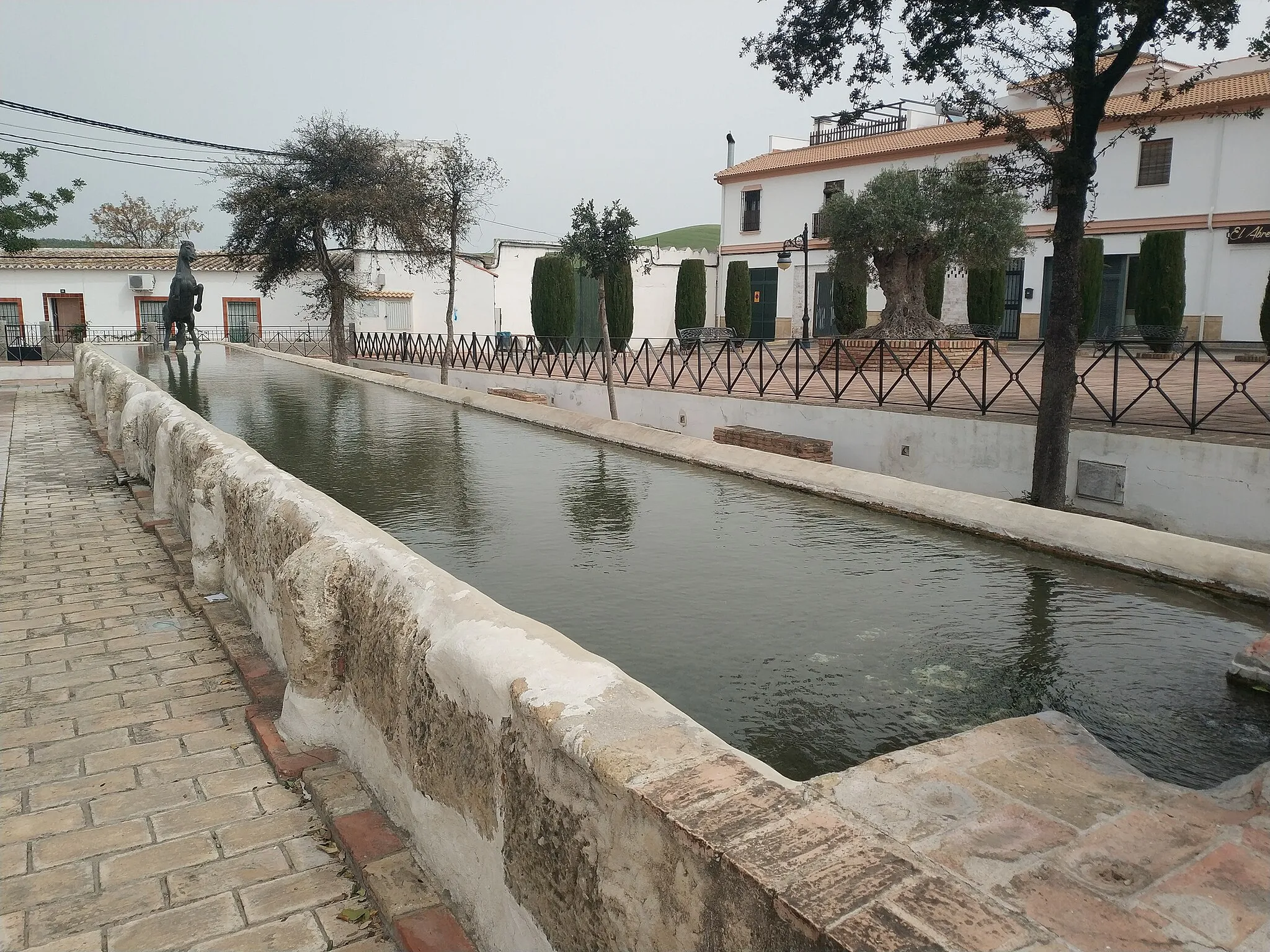 Photo showing: Vista del abrevadero de Guadalcázar, conocido popularmente como Pilar "de abajo"