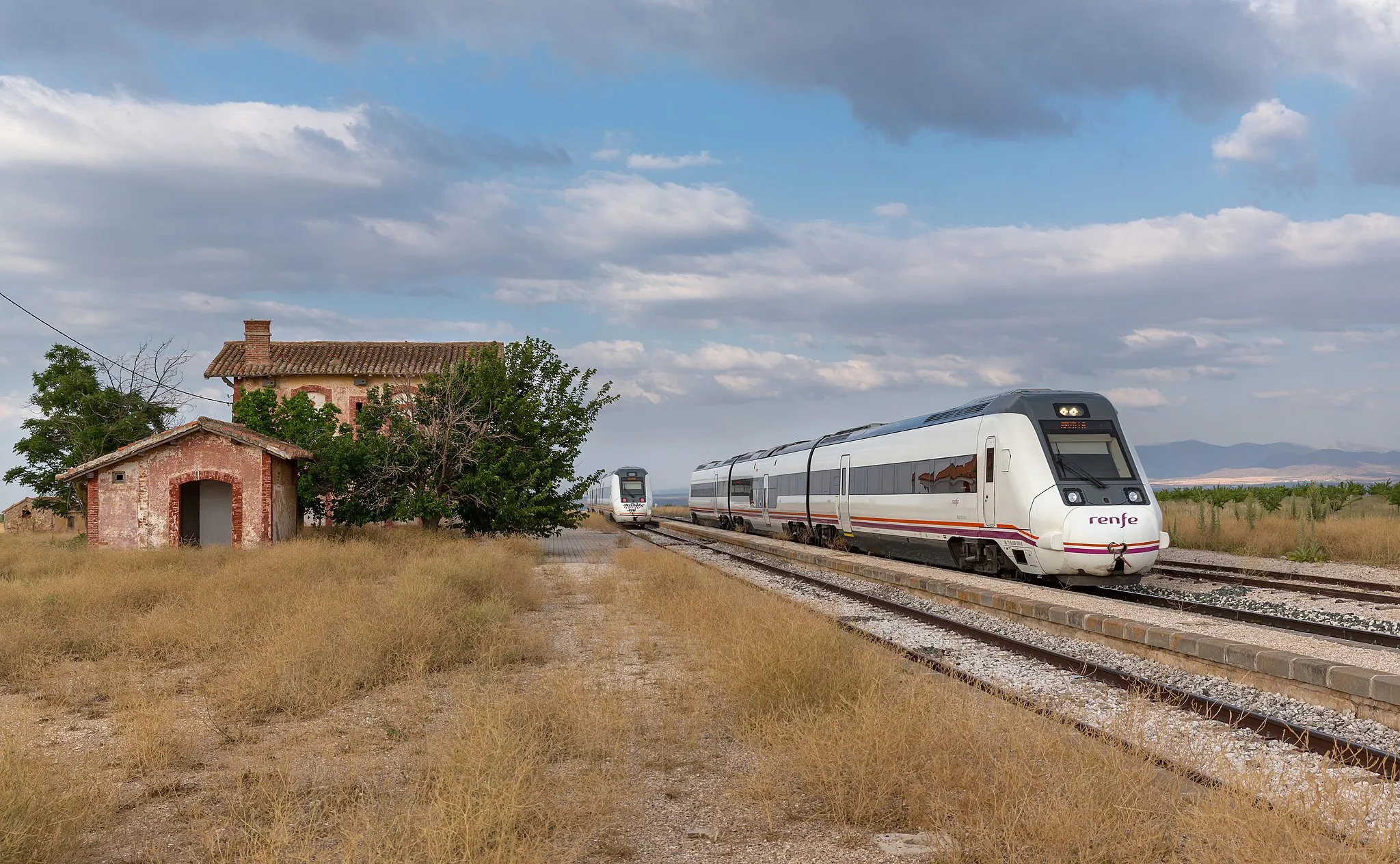 Photo showing: Two Renfe class 599 on Media Distancia services meet at Huélago, Spain.