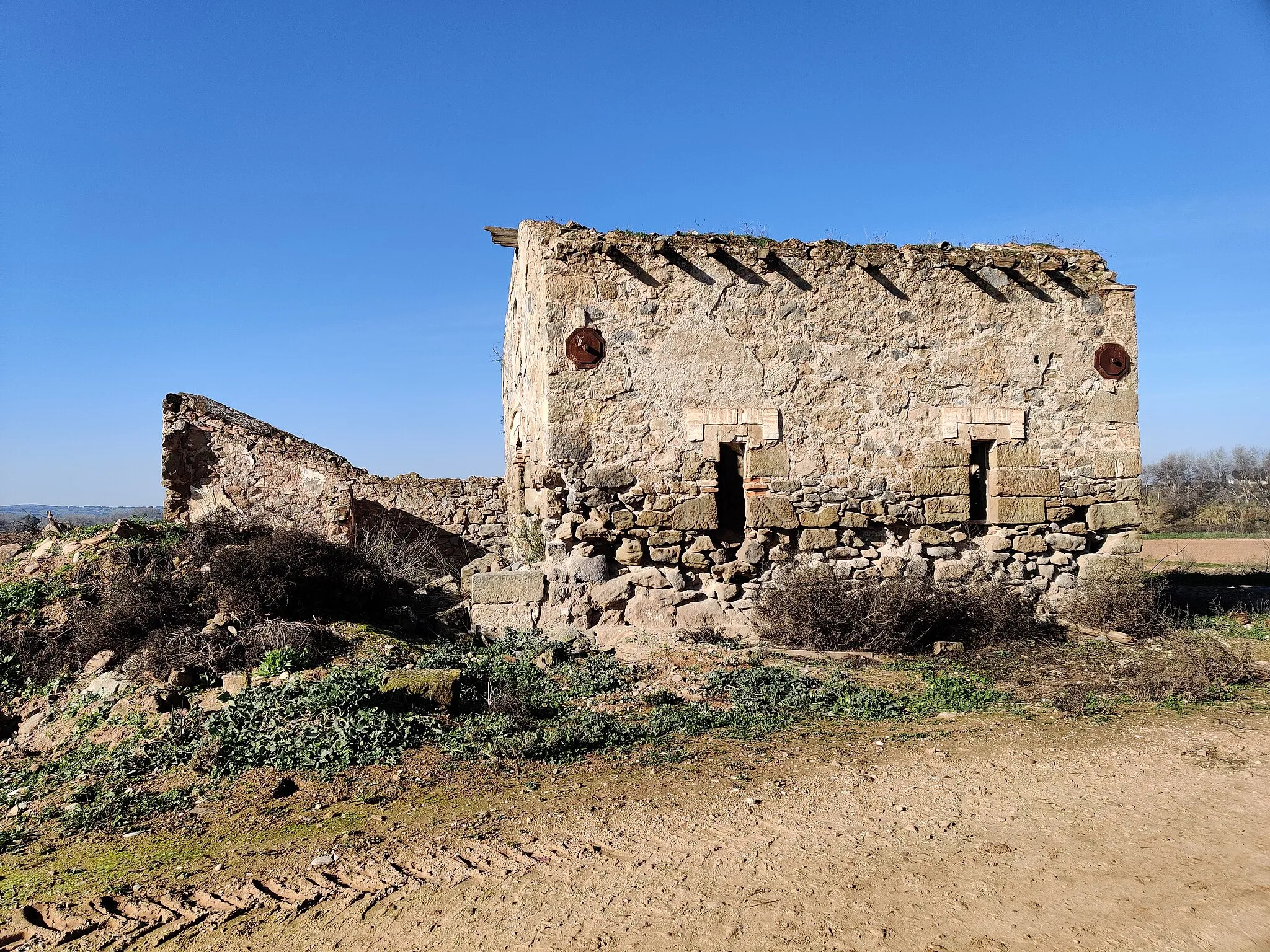 Photo showing: Antigua casilla ferroviaria, aún en pie, de la desaparecida línea Linares - Puente Genil.