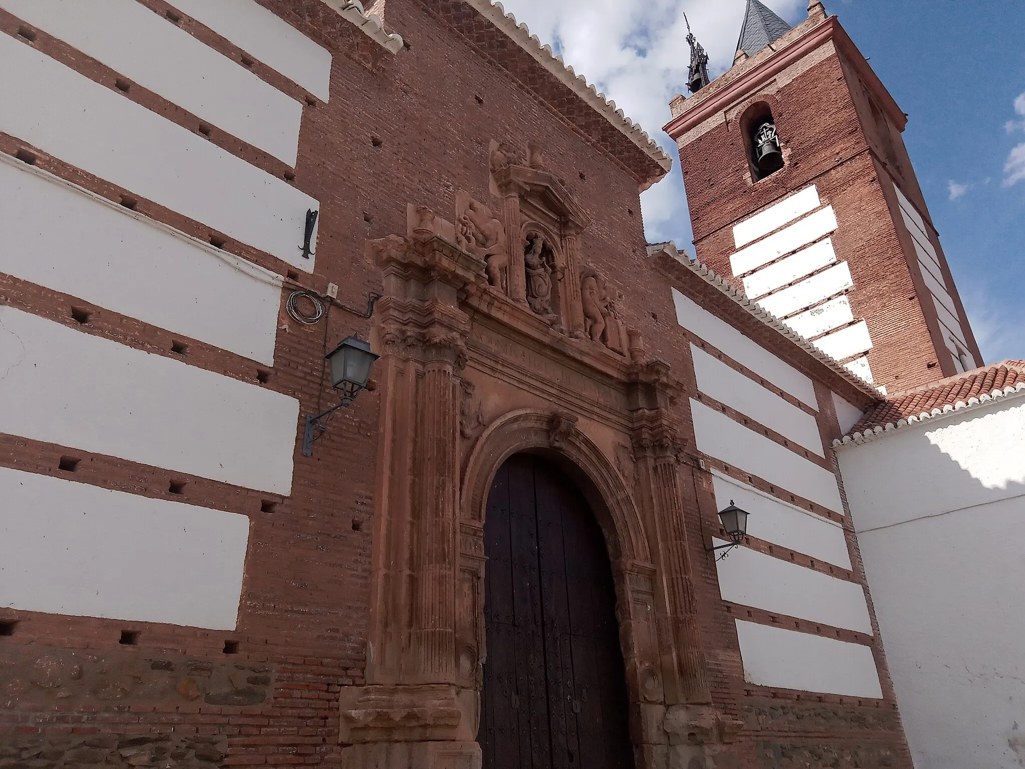 Photo showing: Portada lateral y campanario de la Iglesia de la Anunciación