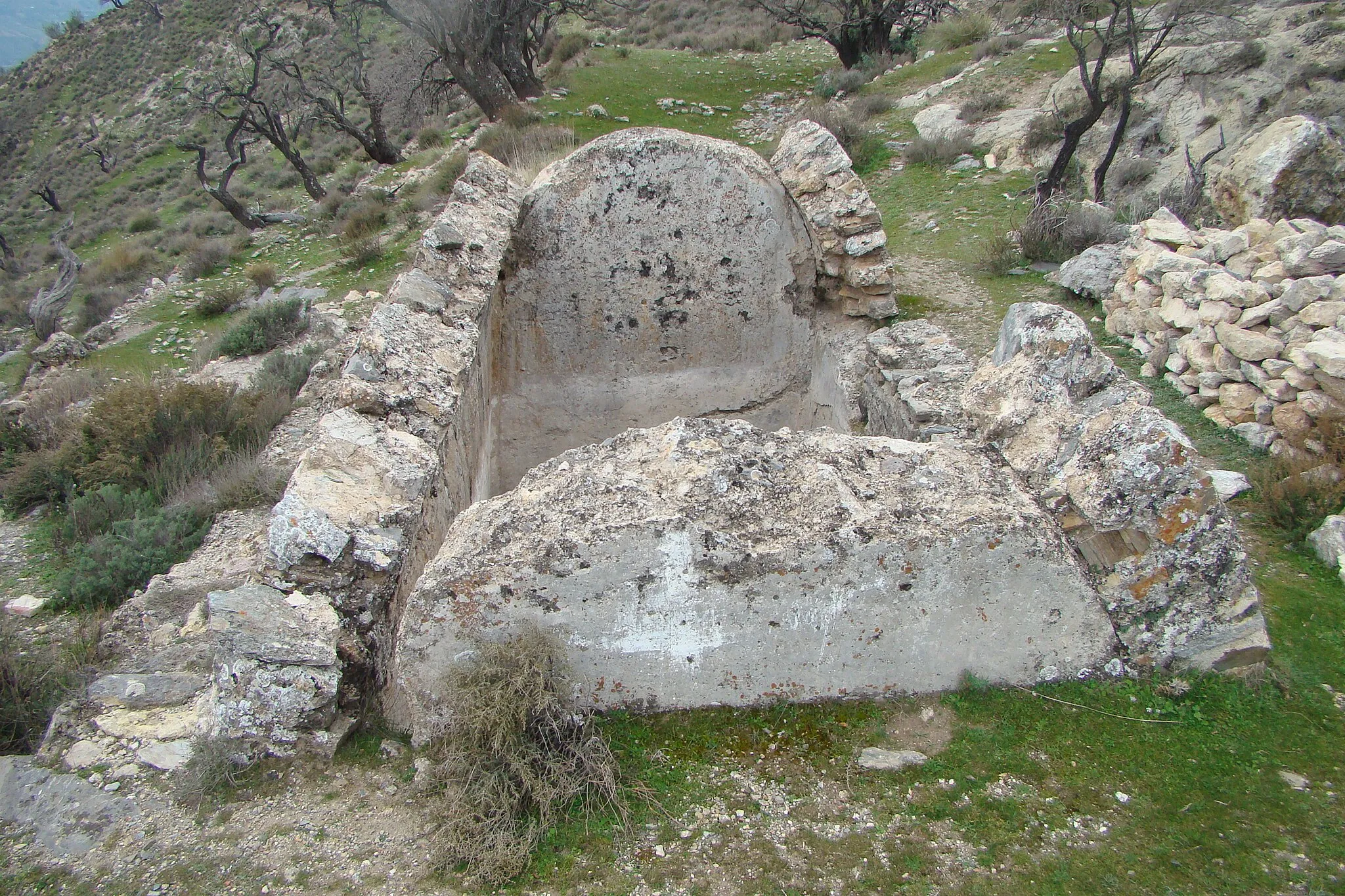 Photo showing: Restos de uno de los aljibes, el situado más cerca del acceso principal al recinto fortificado del Fuerte de Juviles (Granada, España)