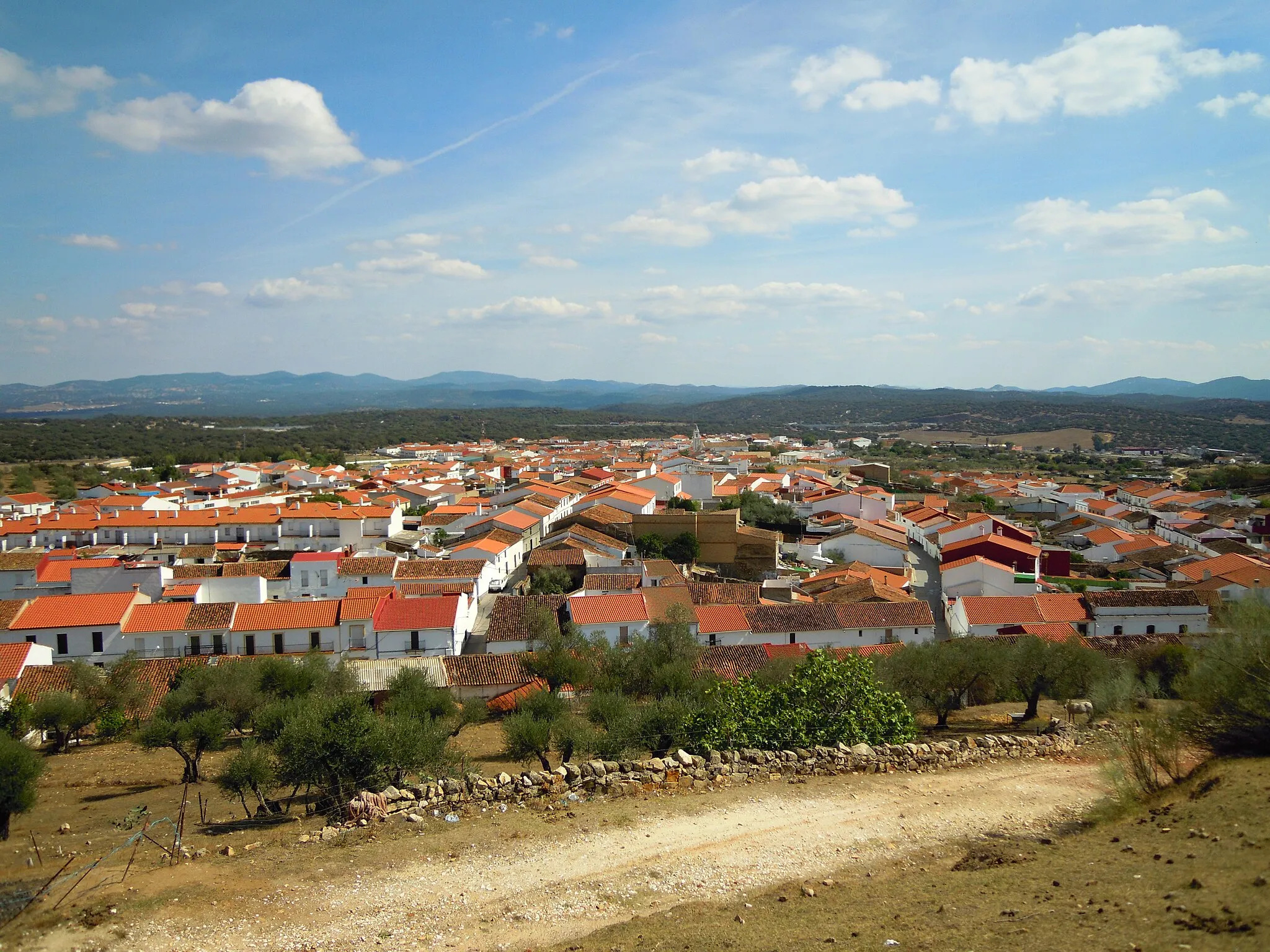 Photo showing: Panoramic photo view of the village of Santa Olalla del Cala taken from the castle hill