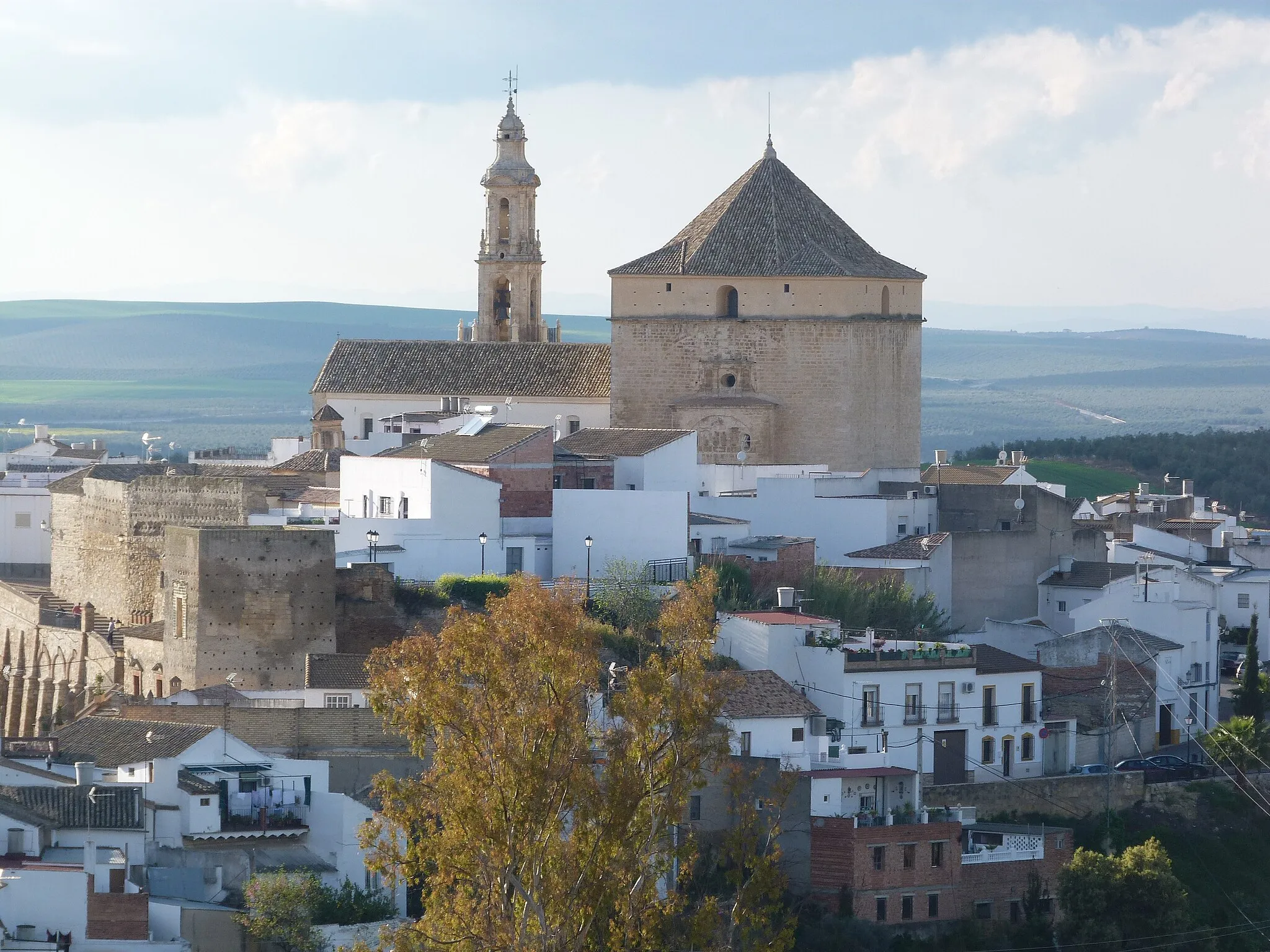 Photo showing: Iglesia de la Asunción y barrio de la Villa de Sanatella.