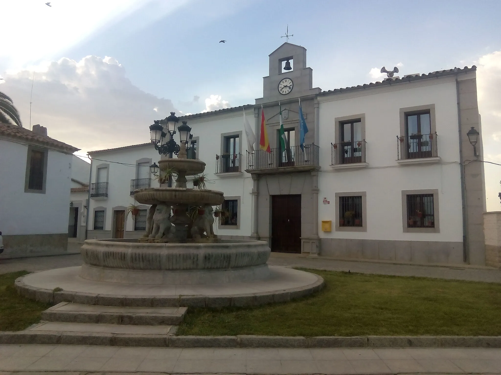 Photo showing: Town hall of Torrecampo in Jesús Square.