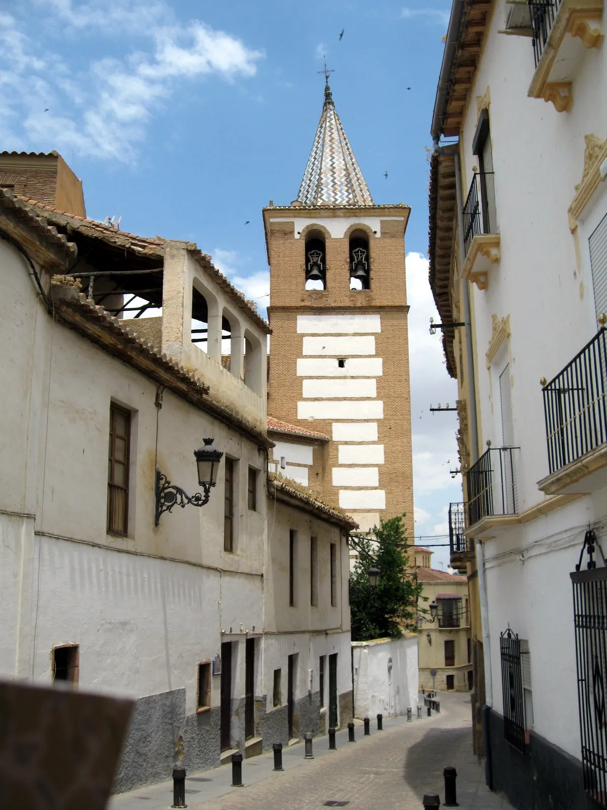 Photo showing: Vista de la calle Santiago de Guadix (Granada), con el campanario del convento de Santiago al fondo.