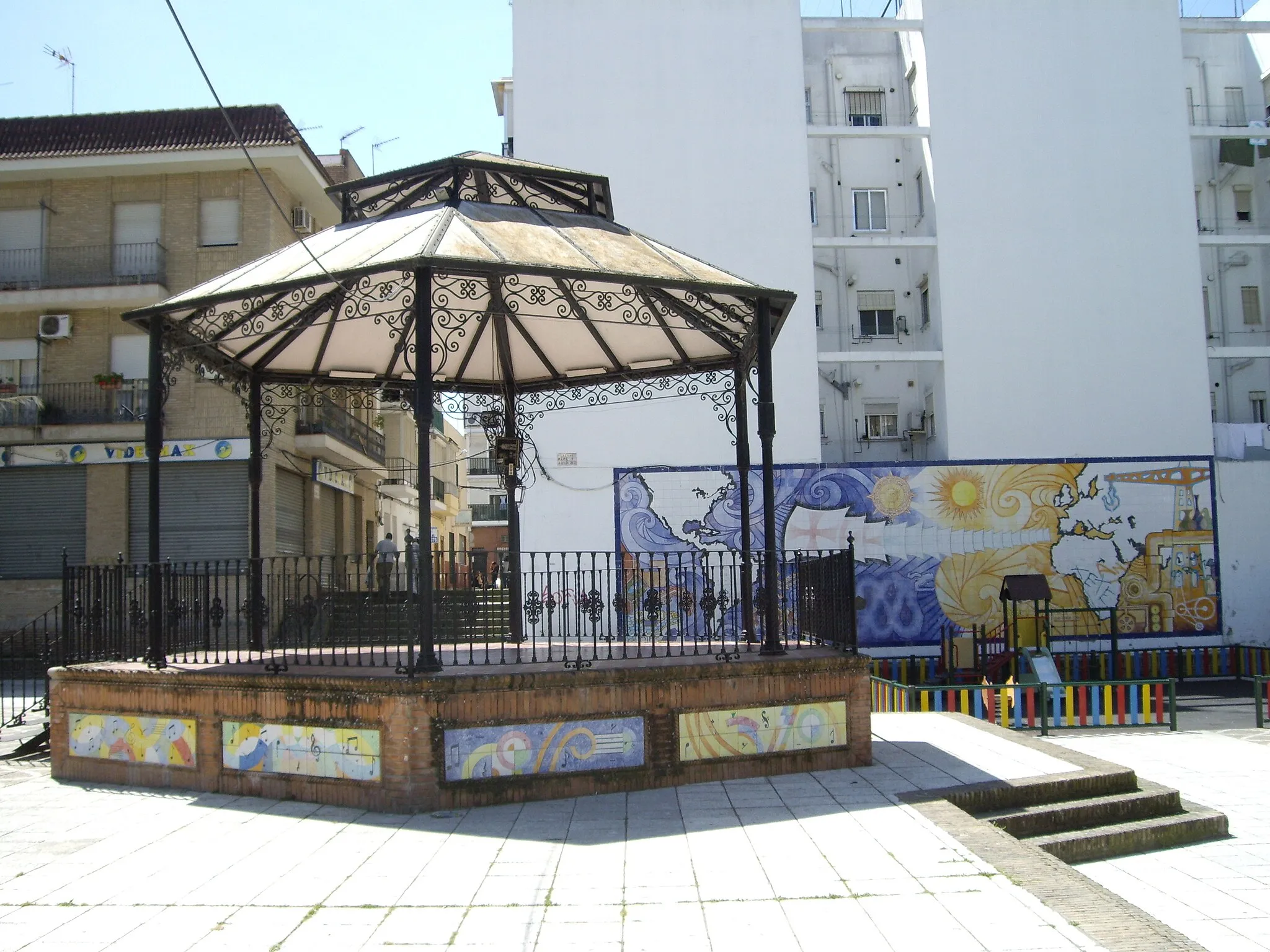 Photo showing: Plaza del Auditorio de San Juan de Aznalfarache, en el Barrio Alto