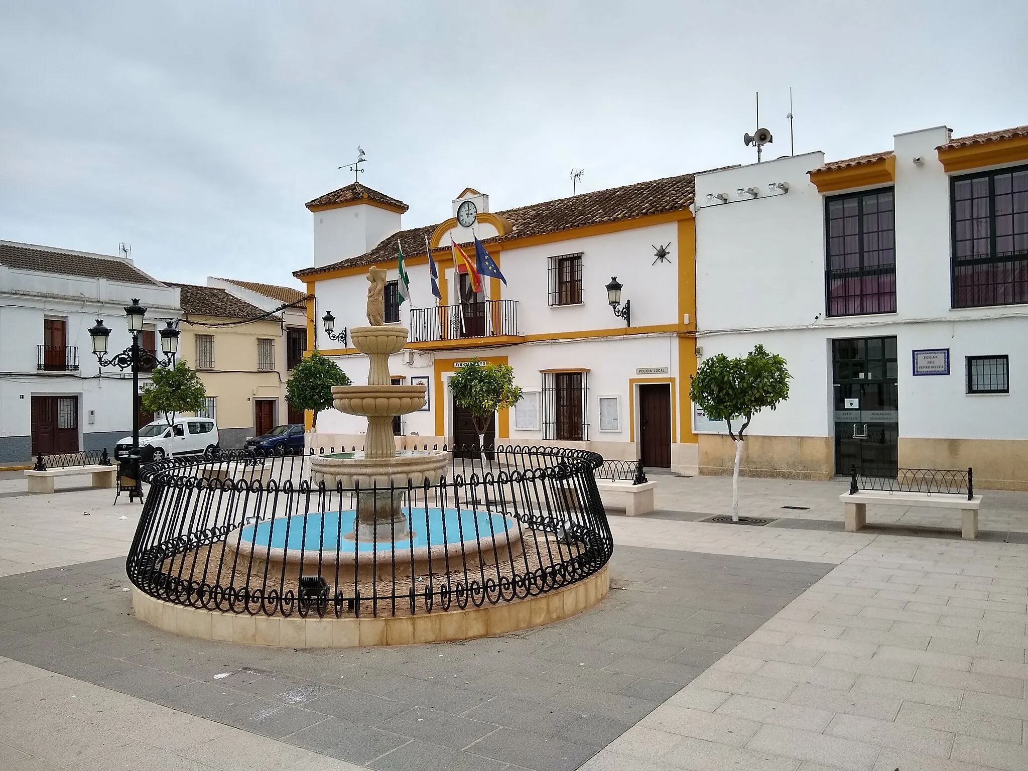 Photo showing: Plaza Ramón y Cajal, con una fuente y el Ayuntamiento. Aguadulce, provincia de Sevilla, Andalucía, España.
