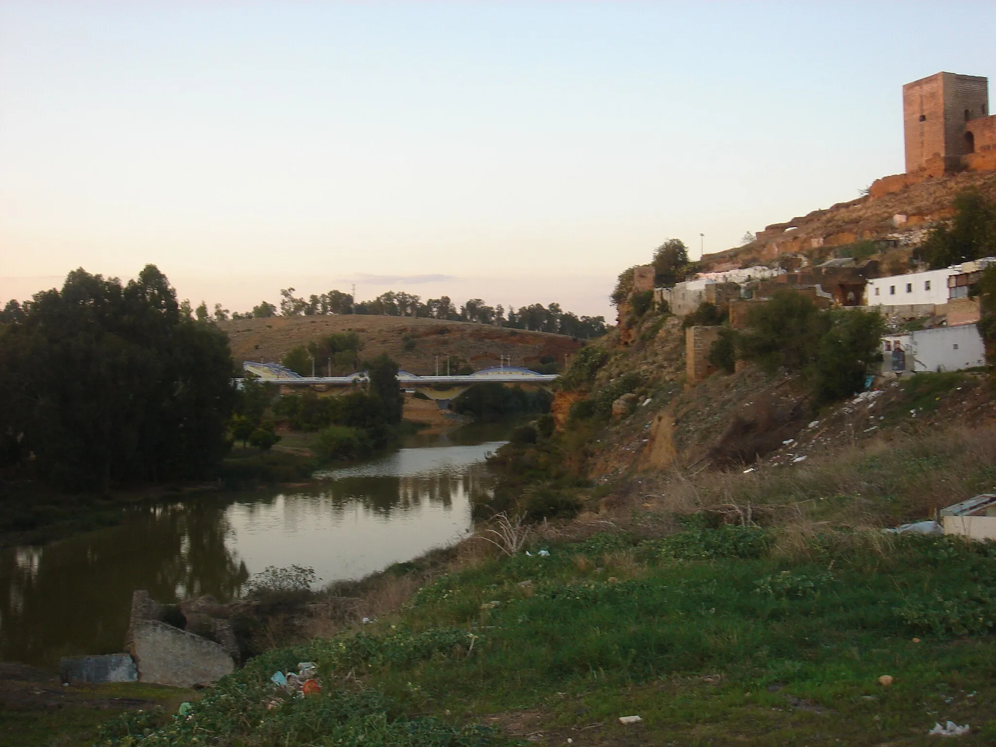 Photo showing: Río Guadaíra a su paso por el Puente del Dragón (al fondo), en la localidad de Alcalá de Guadaíra