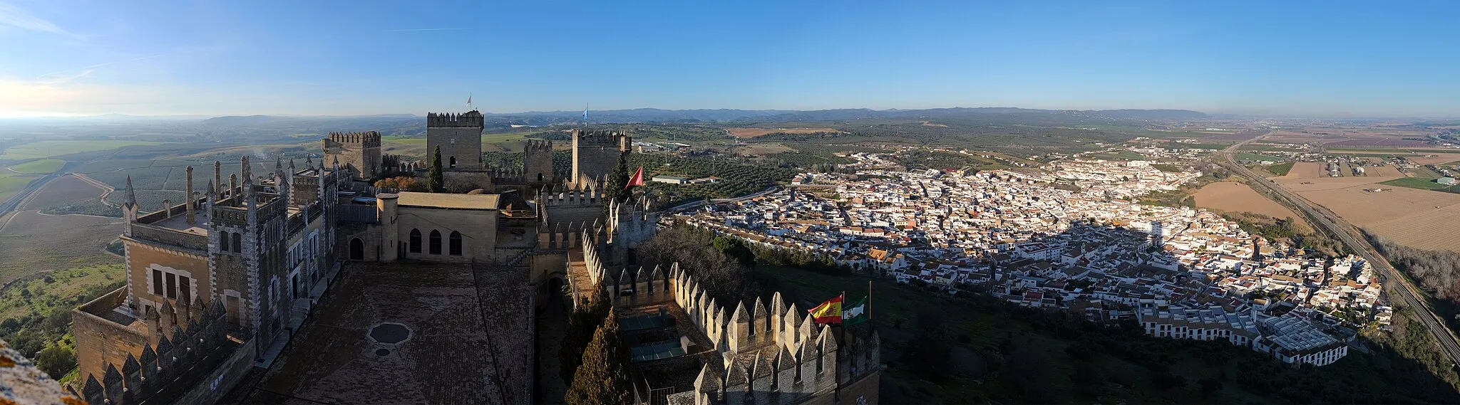 Photo showing: Panoramic view from Torre del Homenaje, the highest tower, of Castle of Almodóvar del Río.
