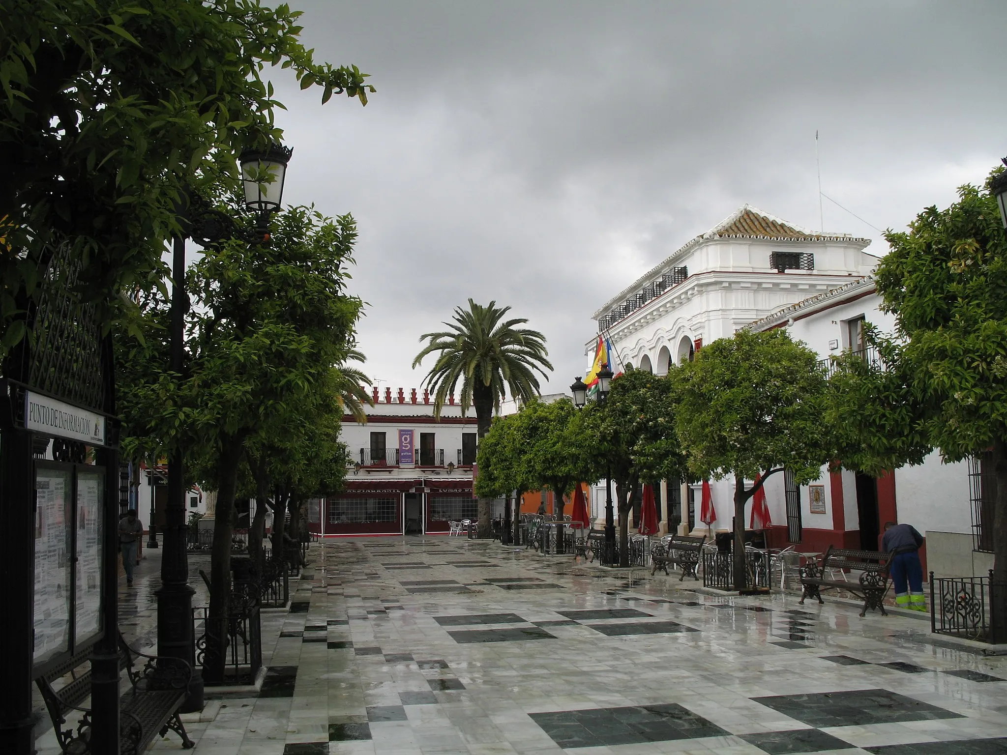 Photo showing: Almonte (province of Huelva, Spain): central square (Plaza Virgen del Rocío)