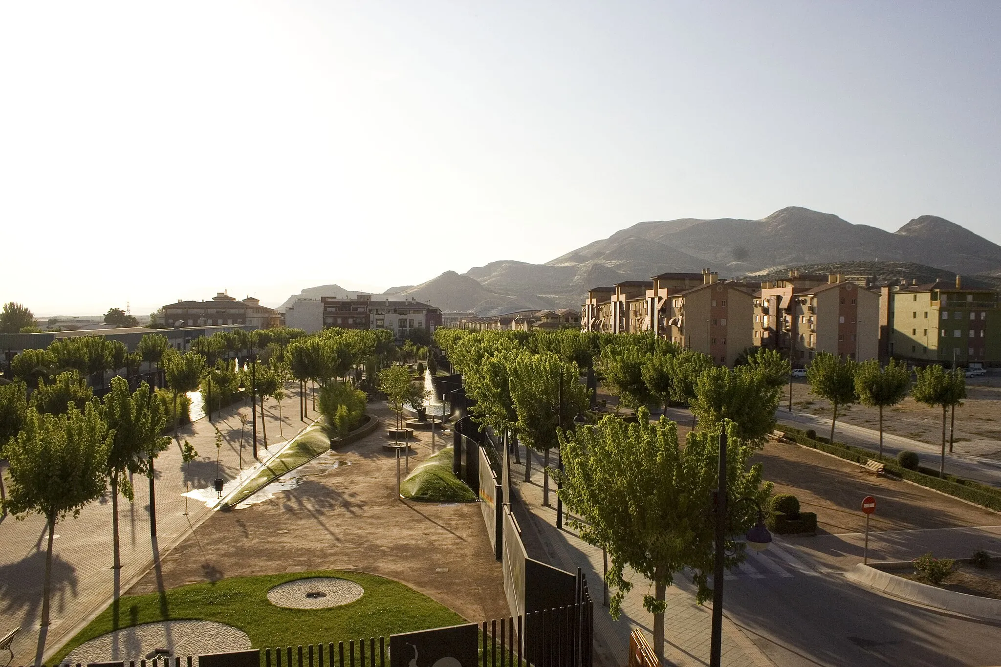 Photo showing: The view of Atarfe town showing the park dedicated to Pink Floyd and the mountains.