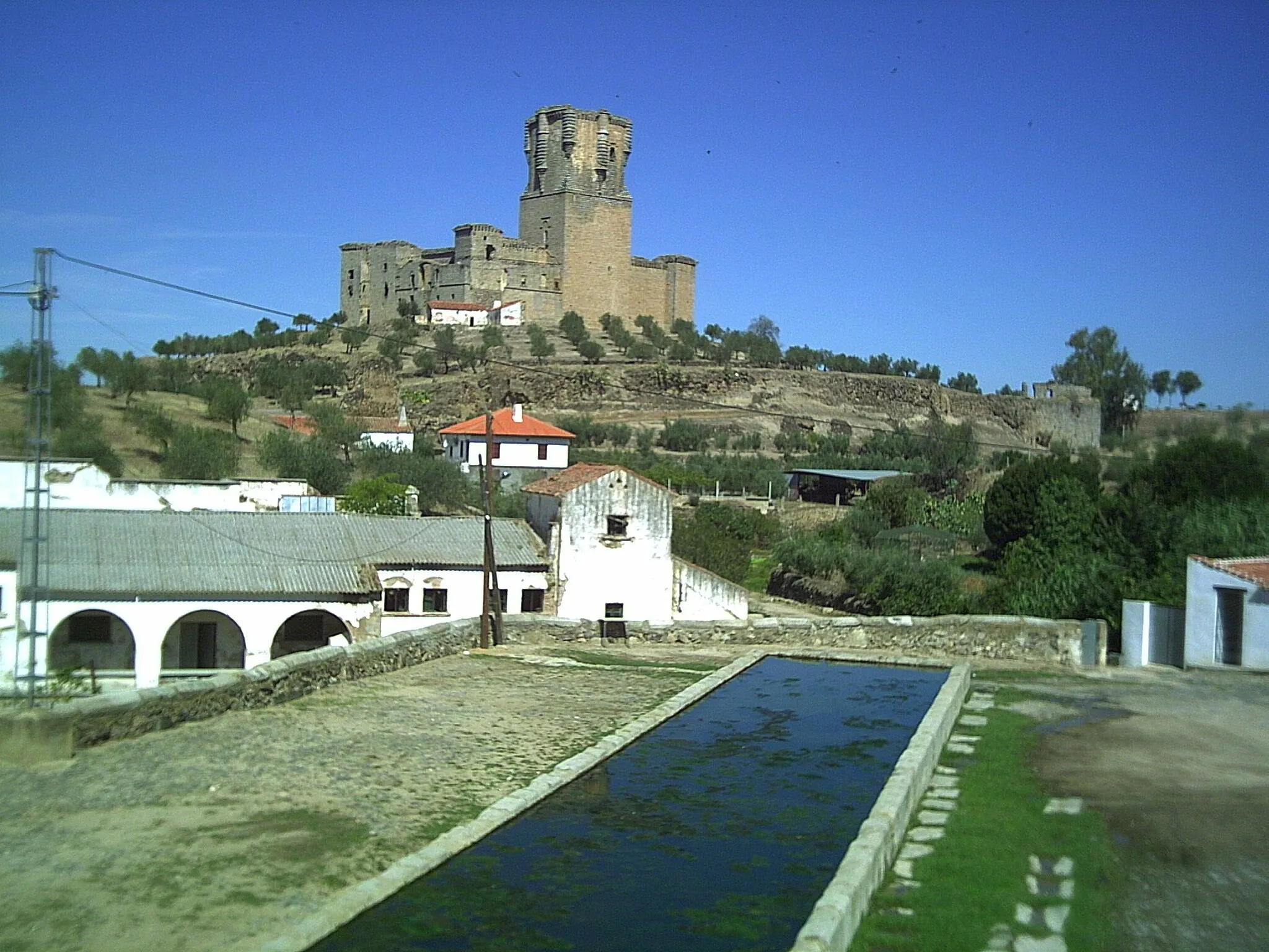 Photo showing: Vista del Castillo de los Sotomayor y Zúñiga (Belalcázar) desde el estanque de El Pilar.