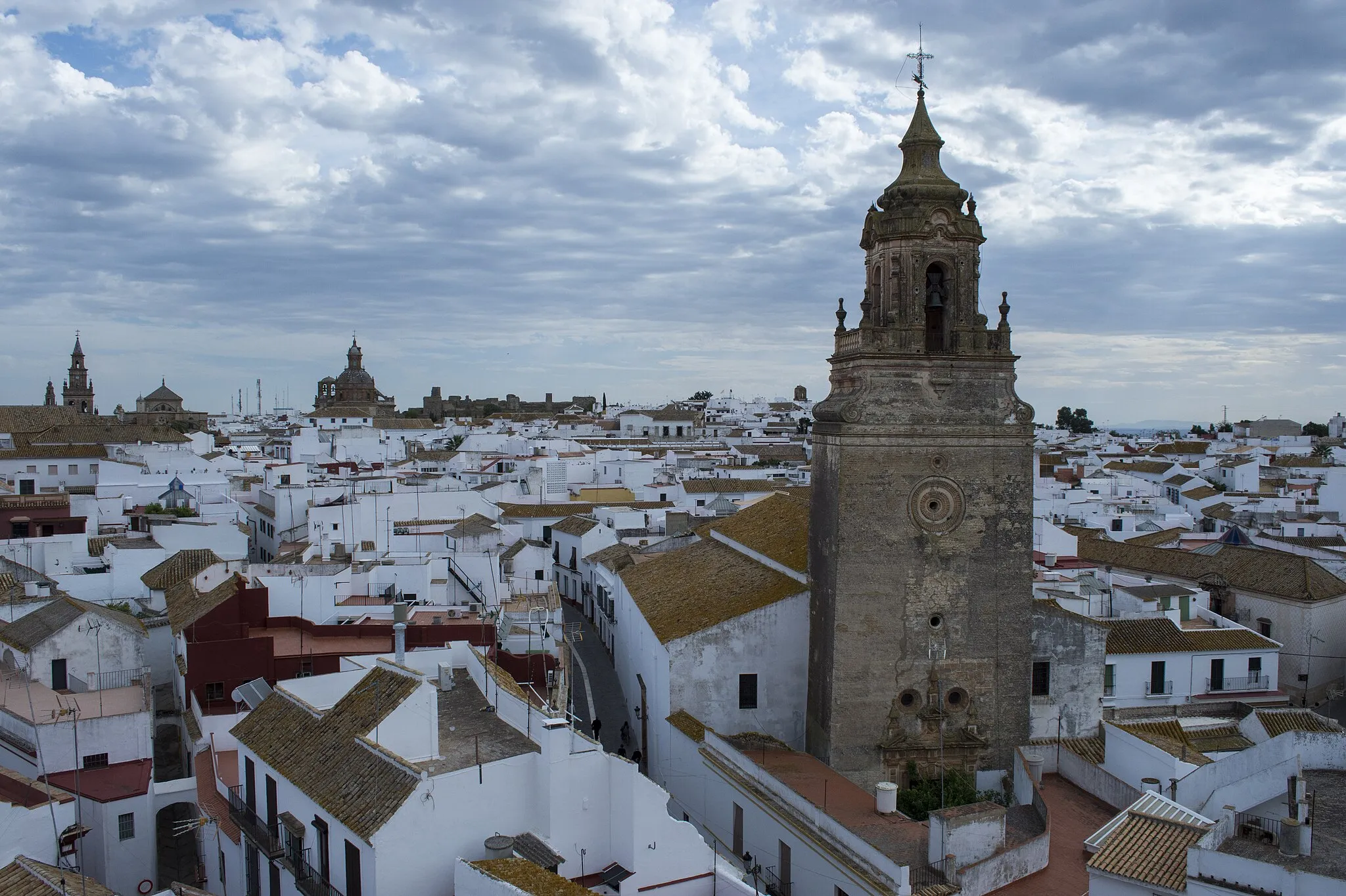 Photo showing: Vista general de Carmona desde el Alcázar de la Puerta de Sevilla, con la torre de la iglesia de San Bartolomé en primer lugar.