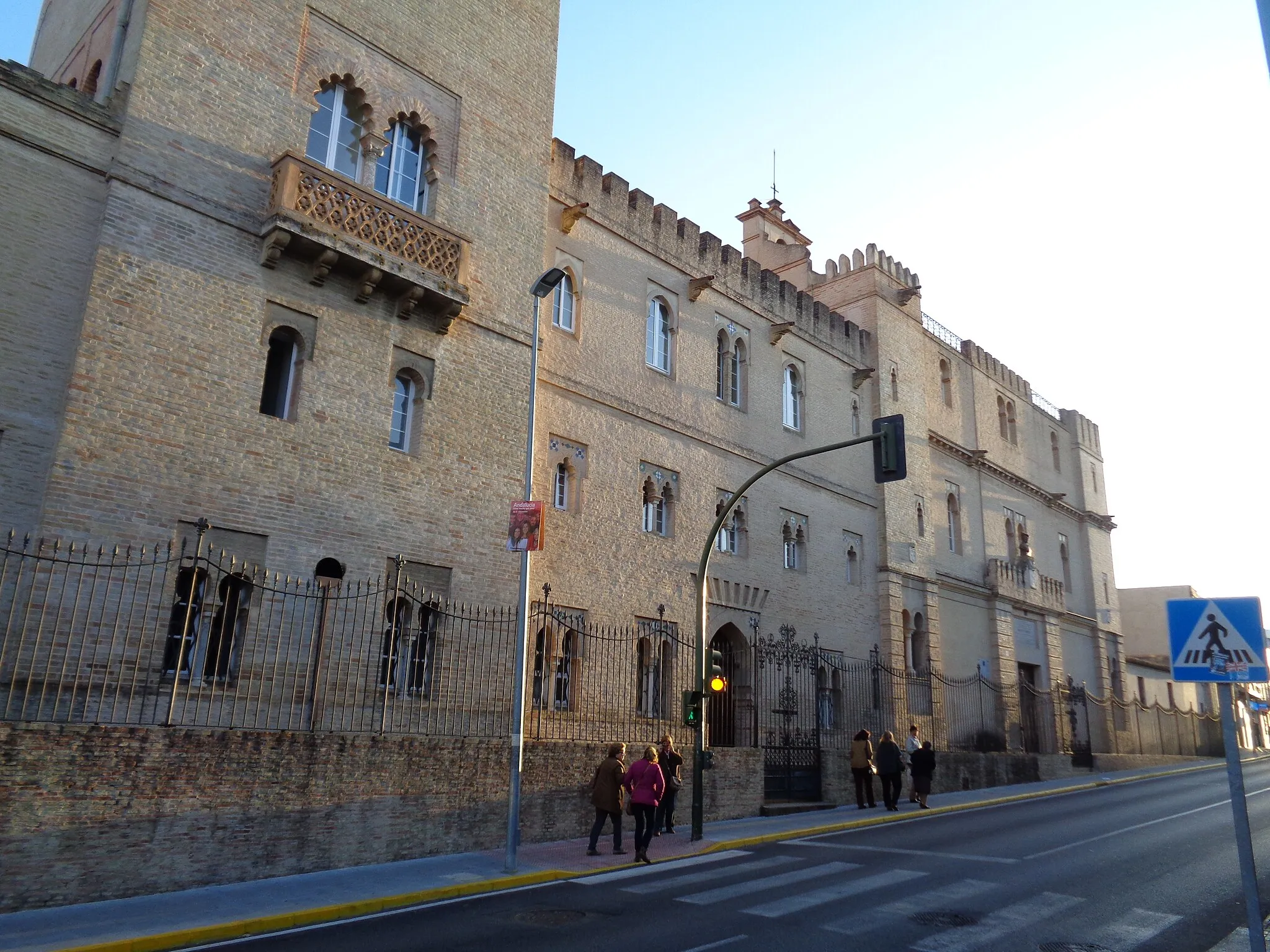 Photo showing: Casa-palacio donde falleció Hernán Cortés, que fue construida como si fuera una fortaleza. Se encuentra en el municipio sevillano de Castilleja de la Cuesta. La casa pasó en 1855 a manos de los Duques de Montpensier, que realizaron algunas reformas en el interior. En 1889 lo ocuparon monjas irlandesas, que crearán en ella un colegio.